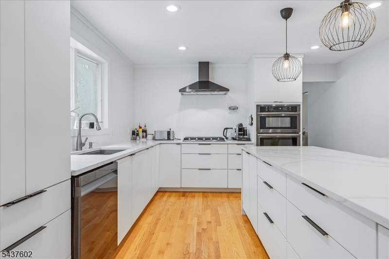 2 Schoolview Dr