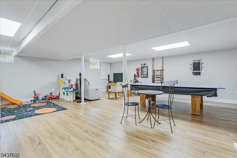 2 Schoolview Dr