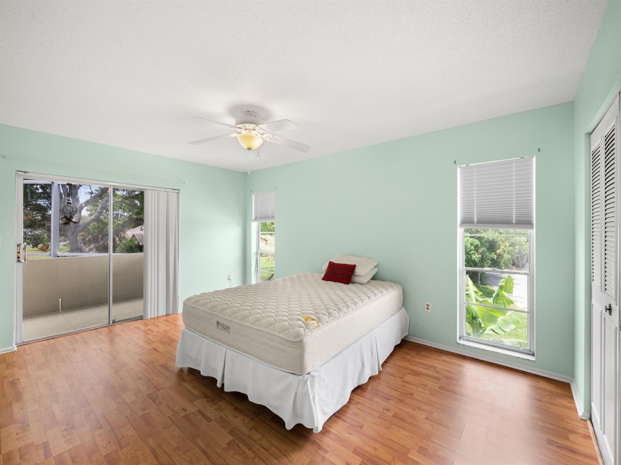 4 Greenway Village N 208