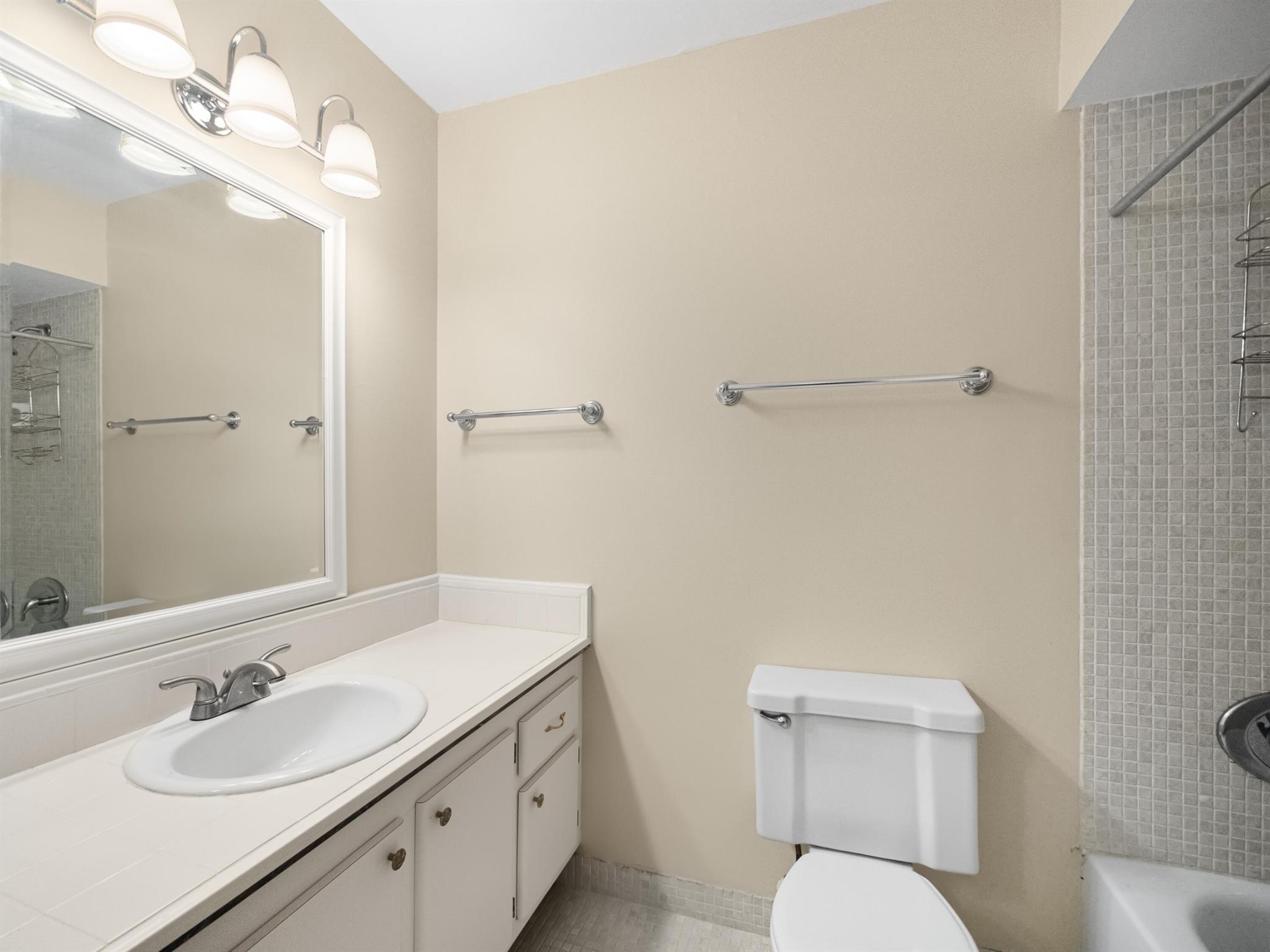4 Greenway Village N 208