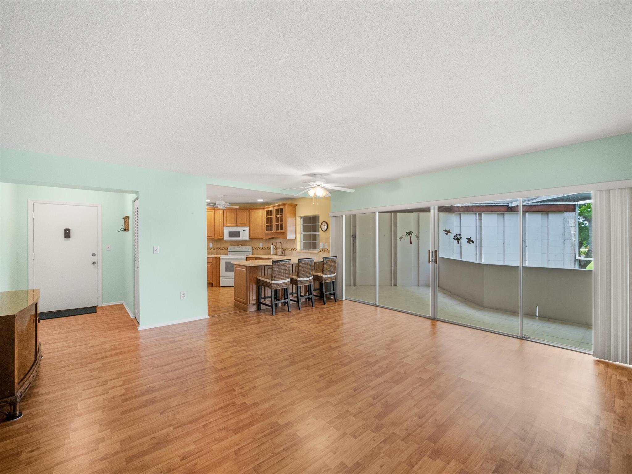 4 Greenway Village N 208