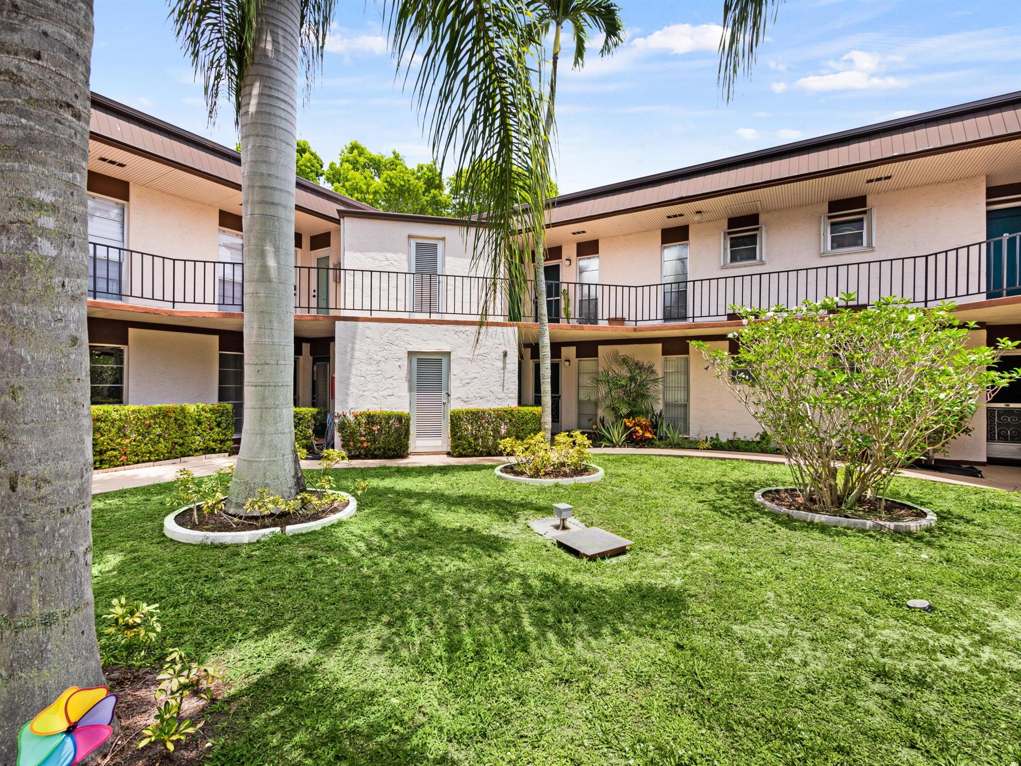 4 Greenway Village N 208