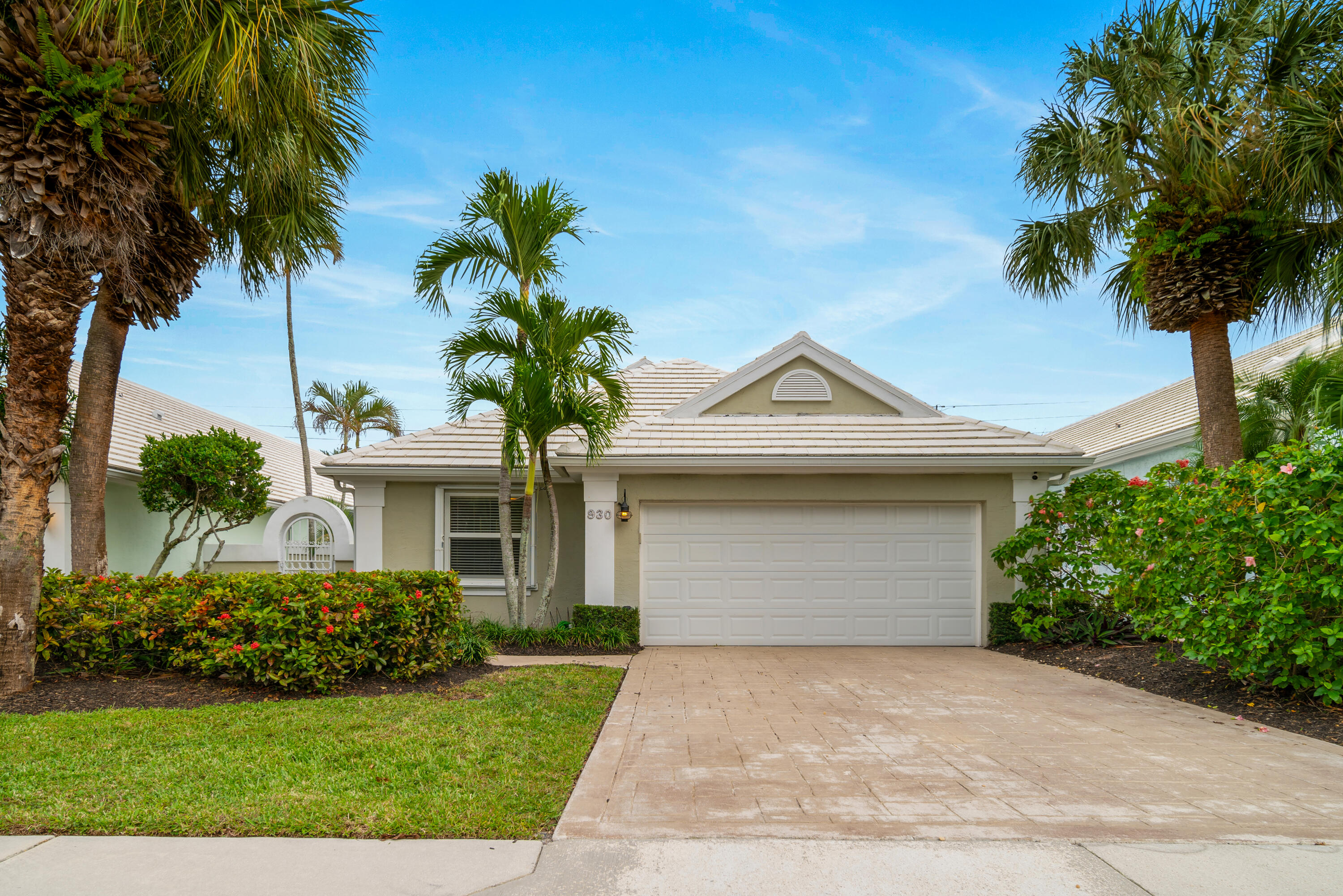 930 Dickens Place