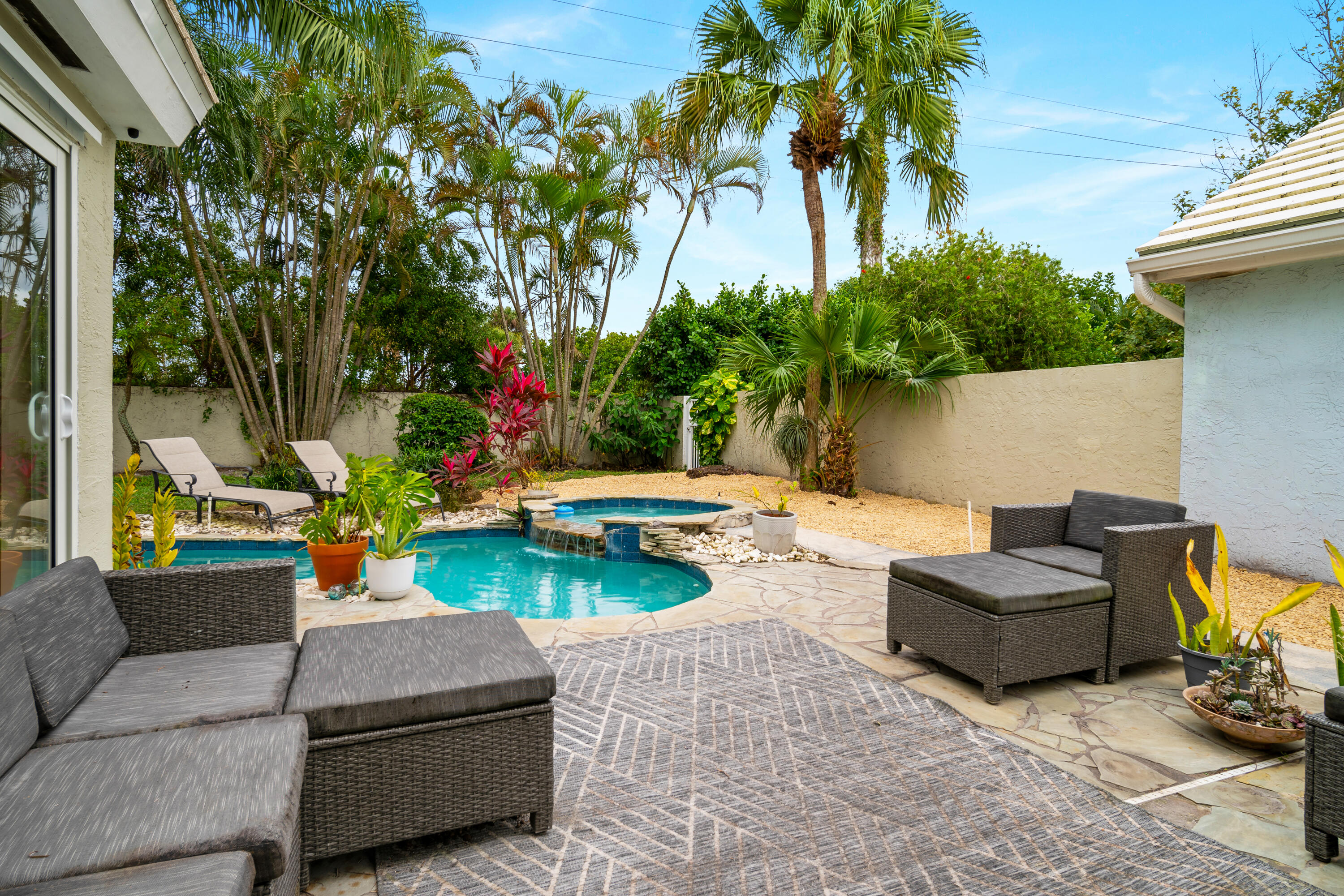 930 Dickens Place