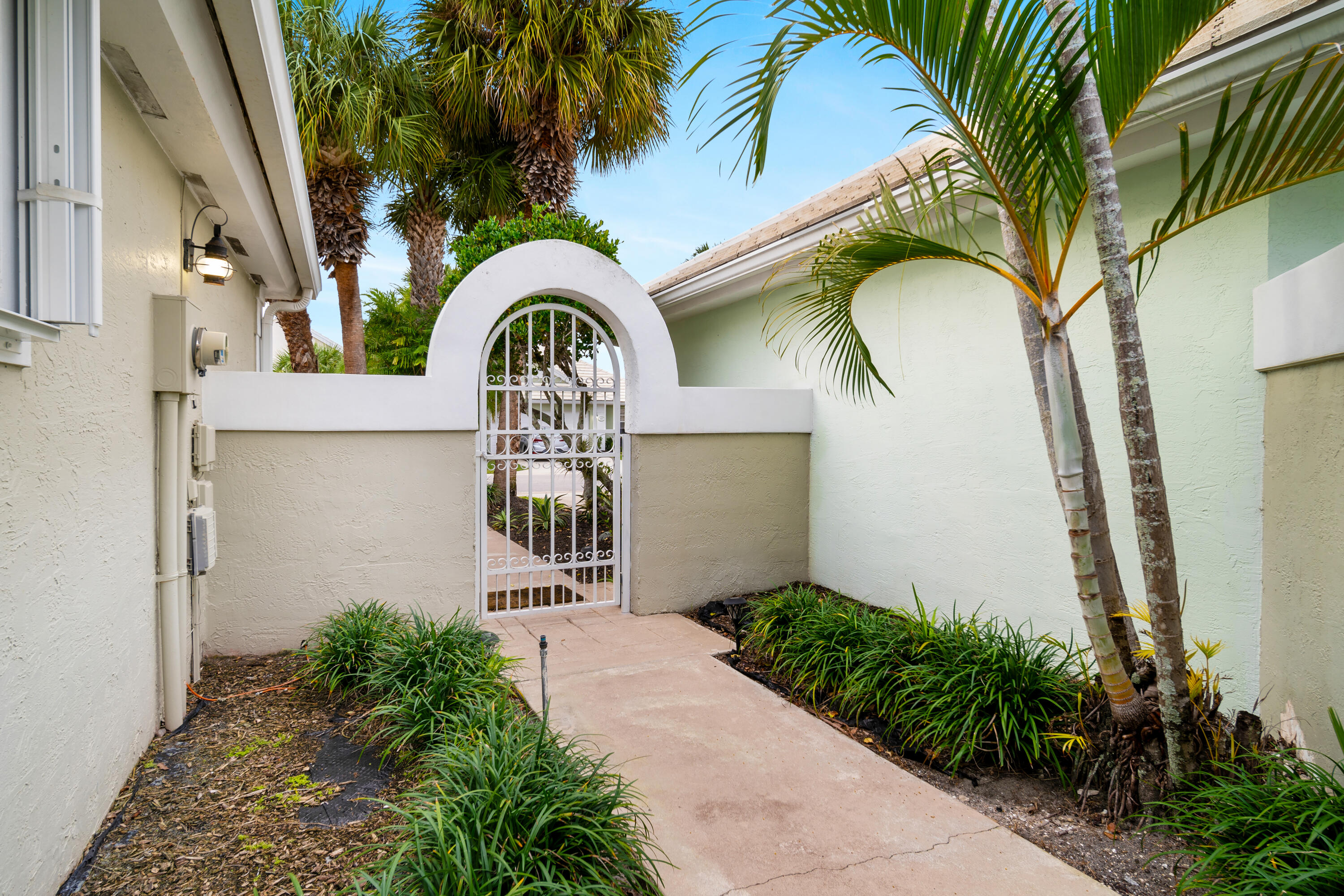 930 Dickens Place
