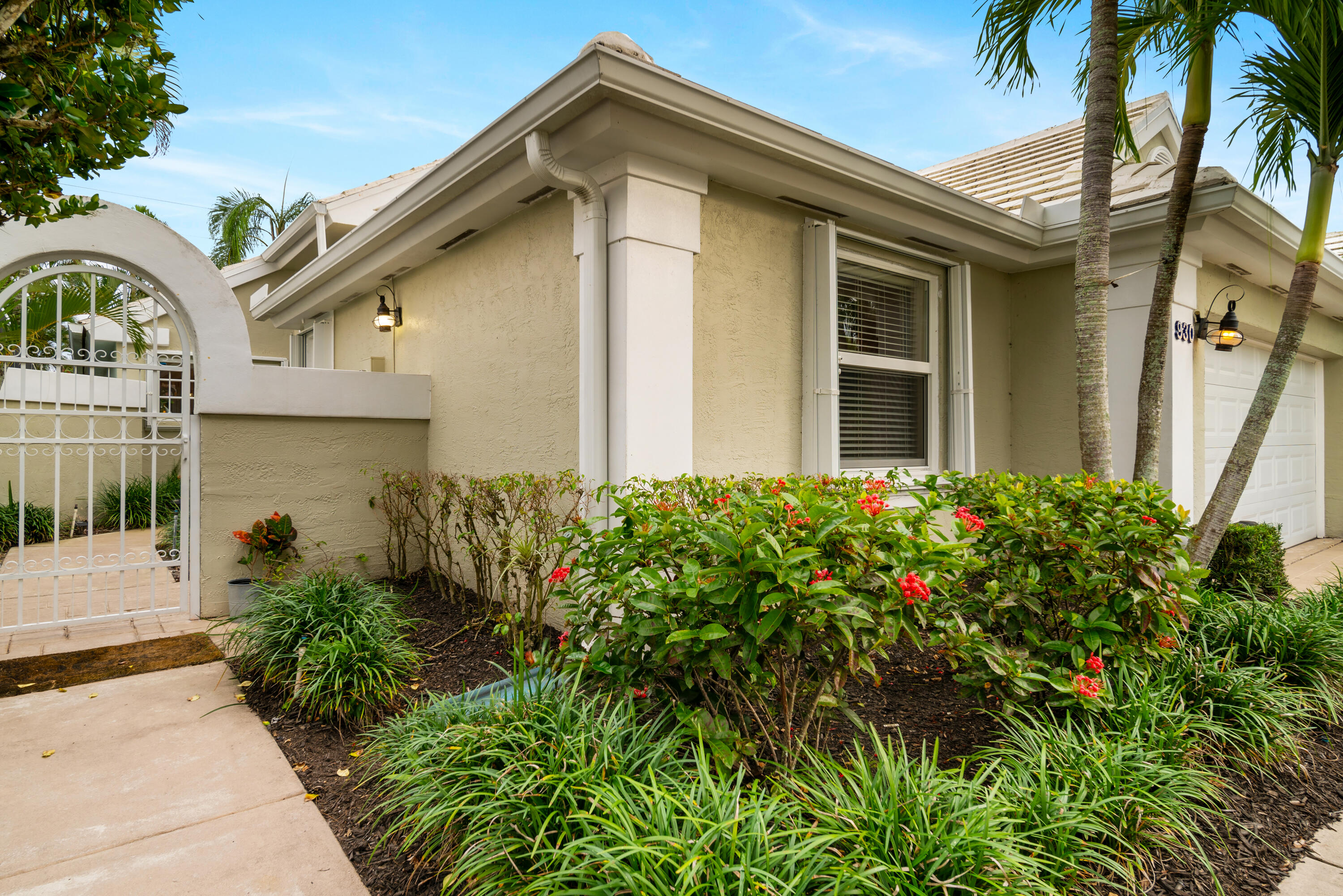 930 Dickens Place
