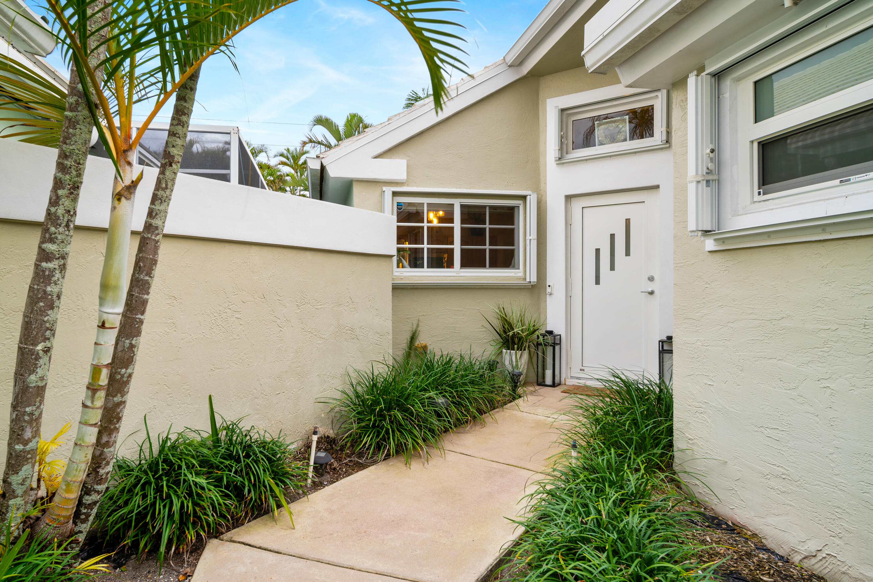 930 Dickens Place