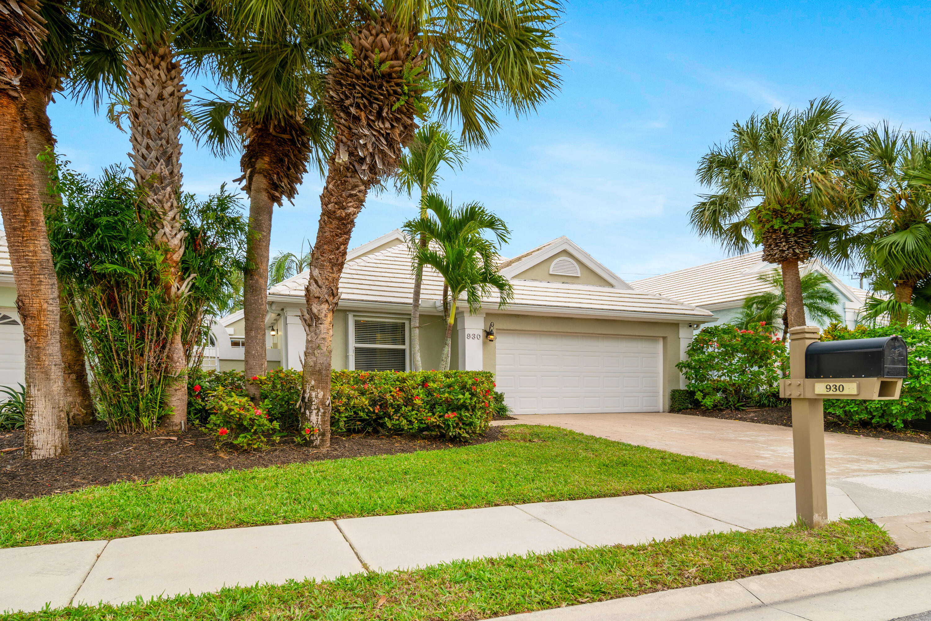 930 Dickens Place