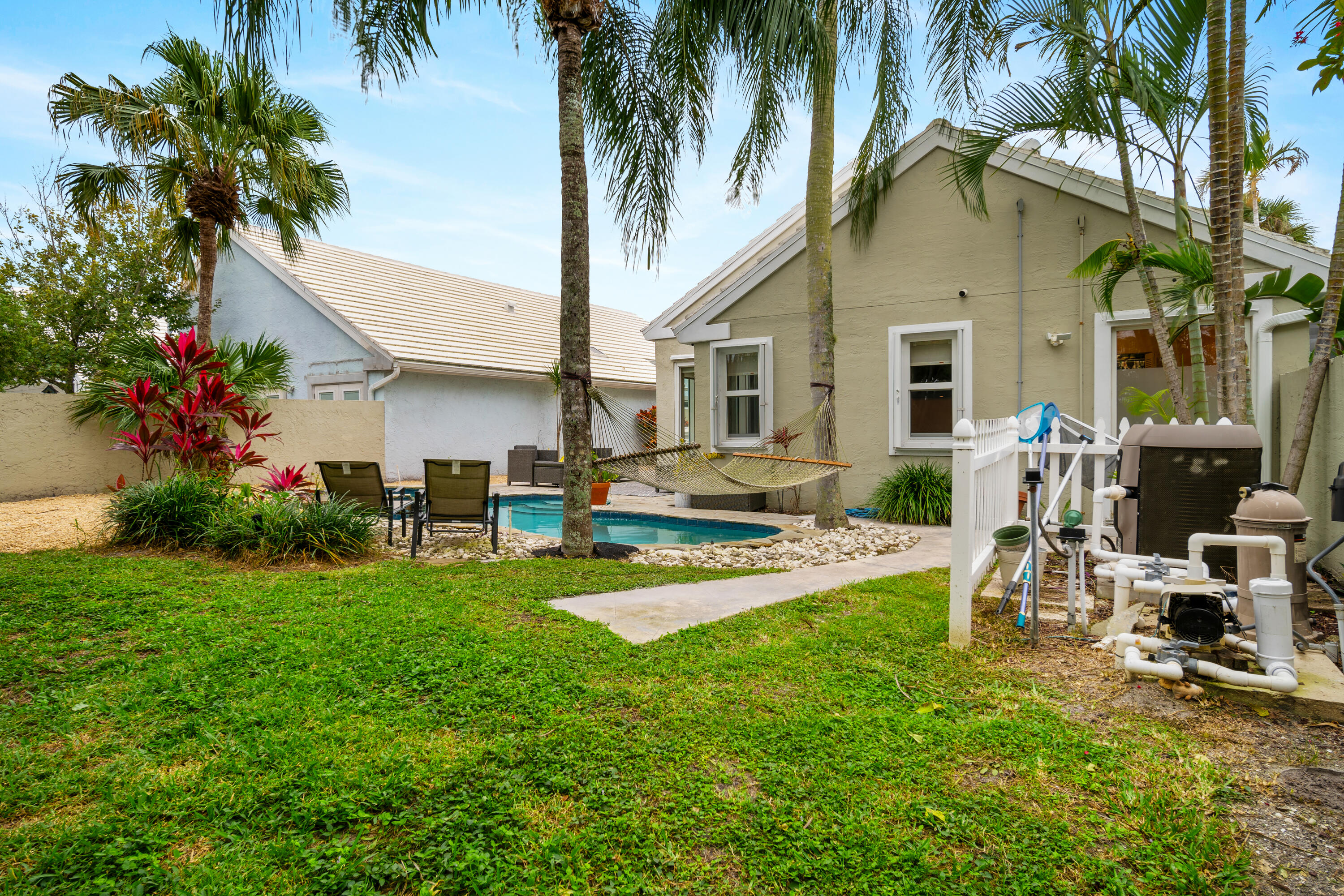930 Dickens Place