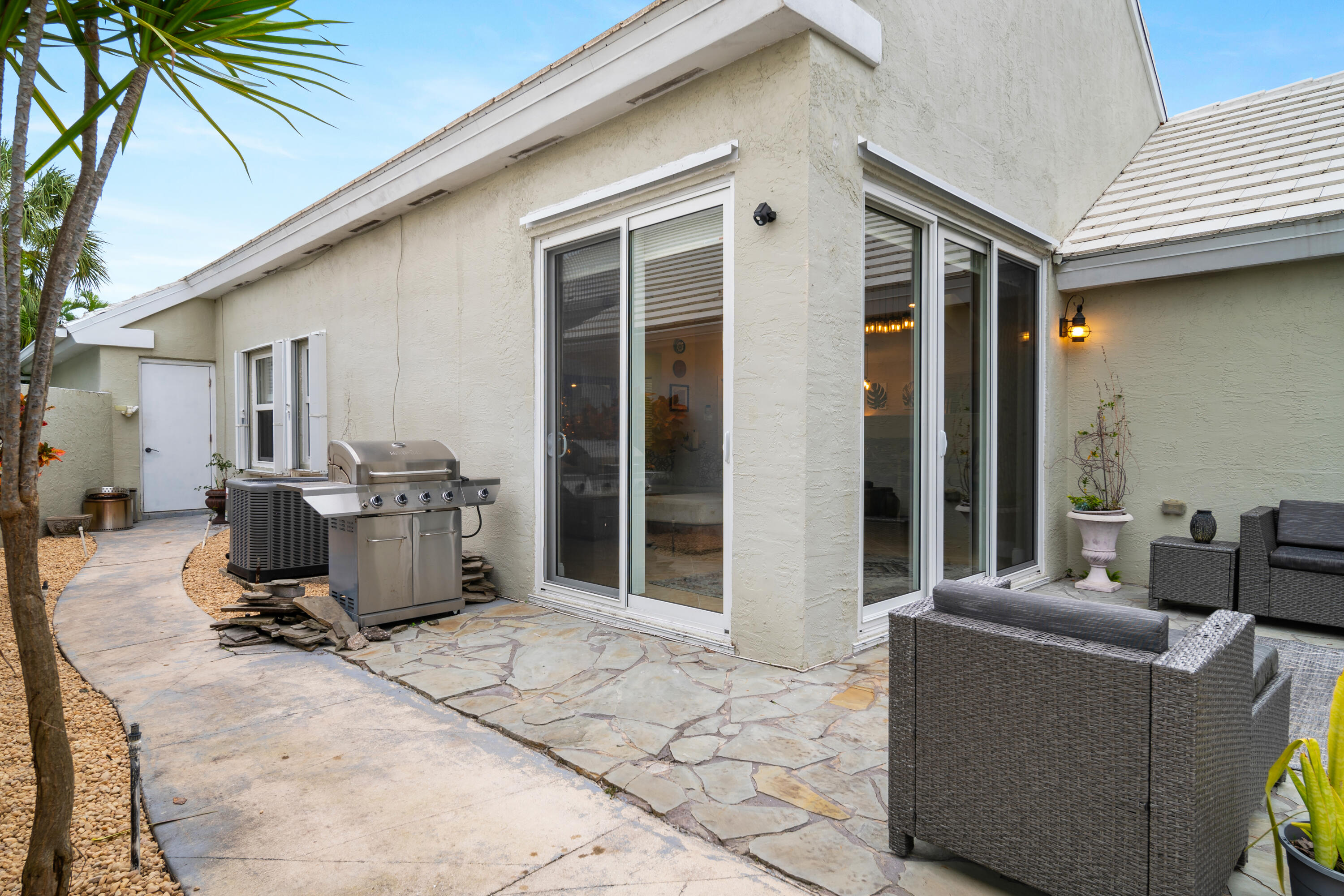 930 Dickens Place