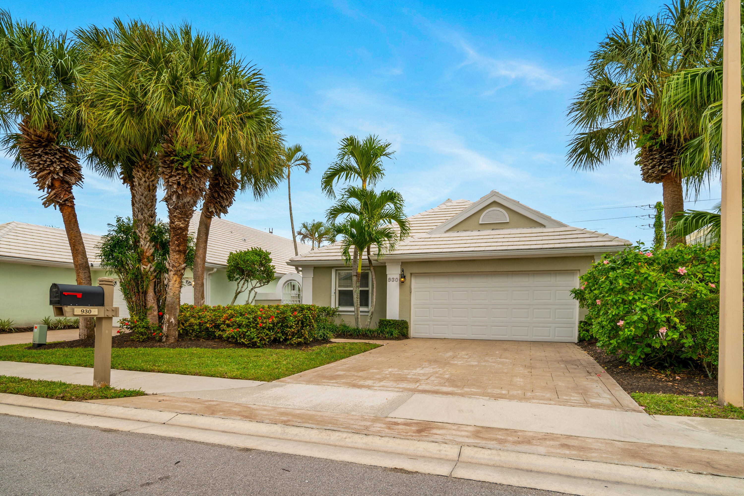 930 Dickens Place