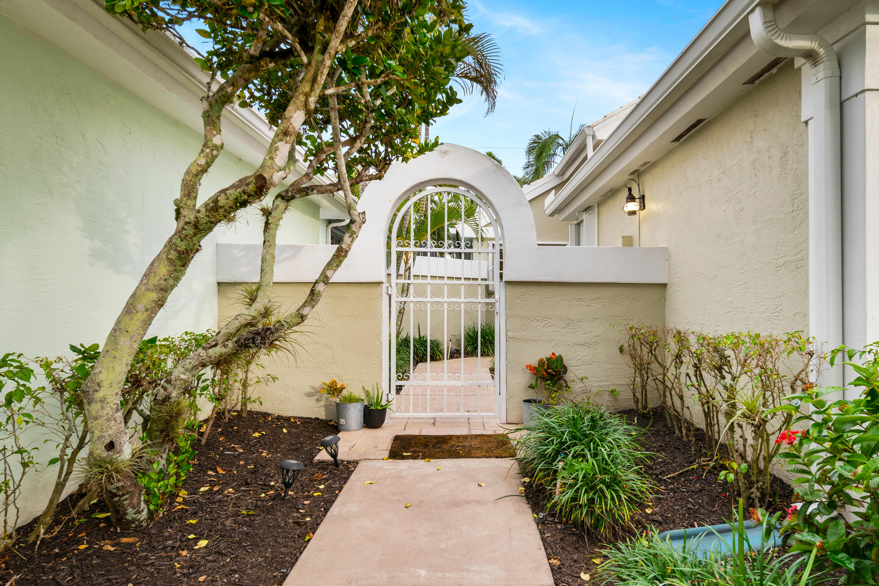 930 Dickens Place
