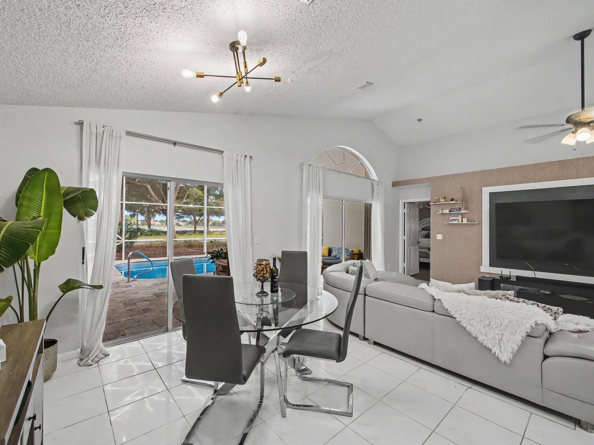 1971 Oak Berry Circle