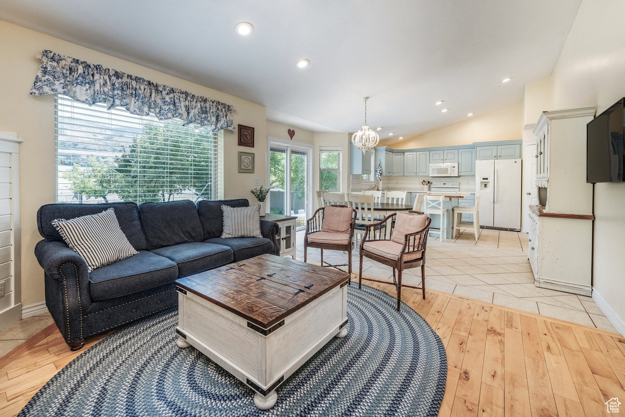 526 N CHERRY CREEK PKWY