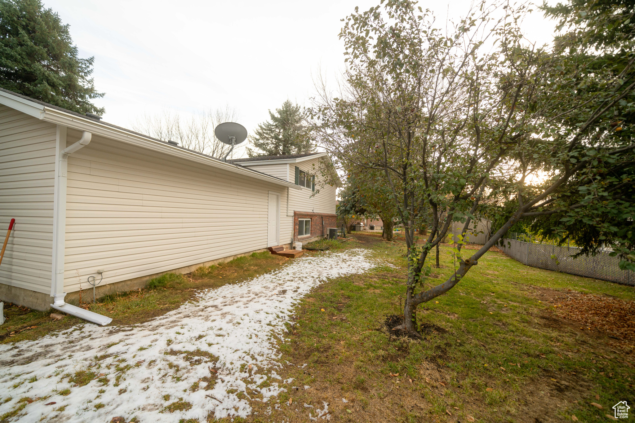 597 MAPLE DR