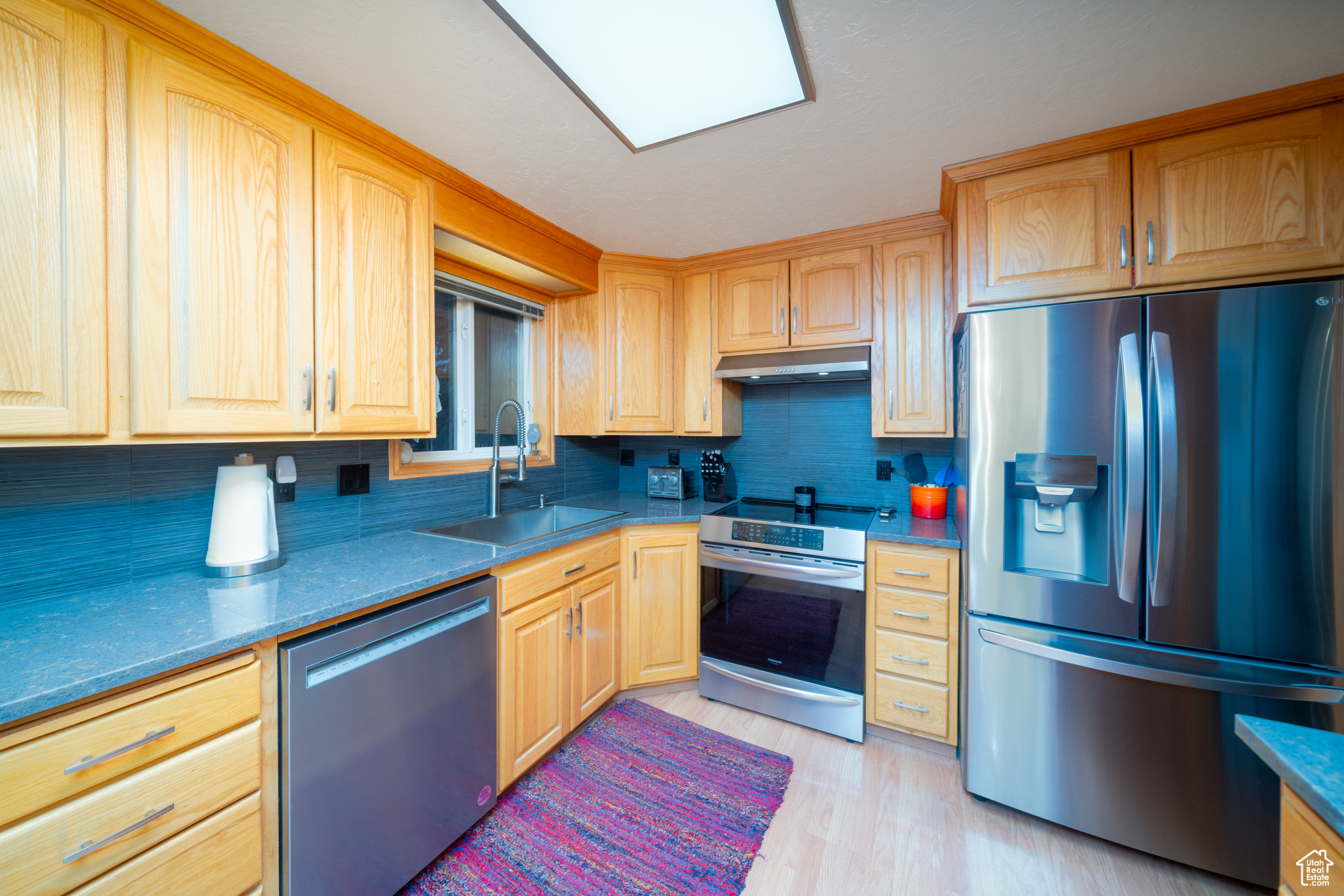 597 MAPLE DR