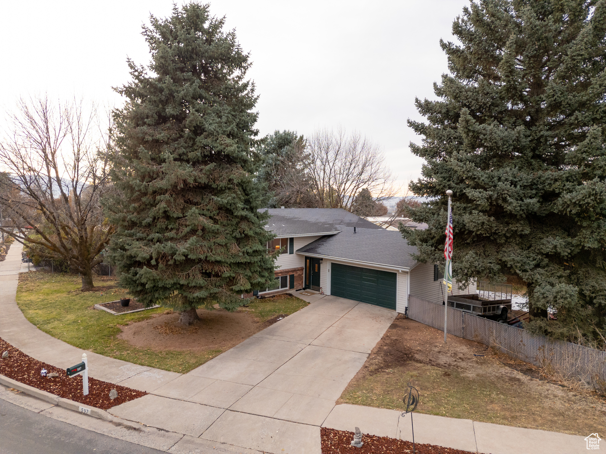 597 MAPLE DR