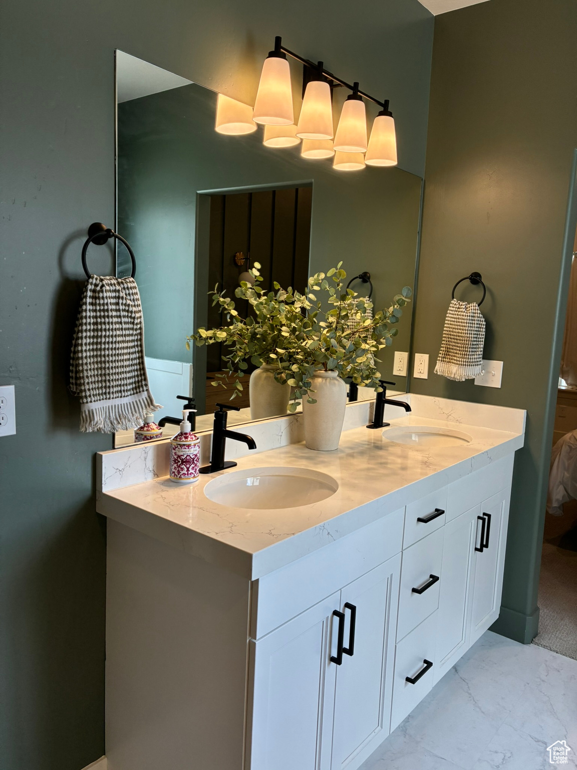 1573 E LYNX LN