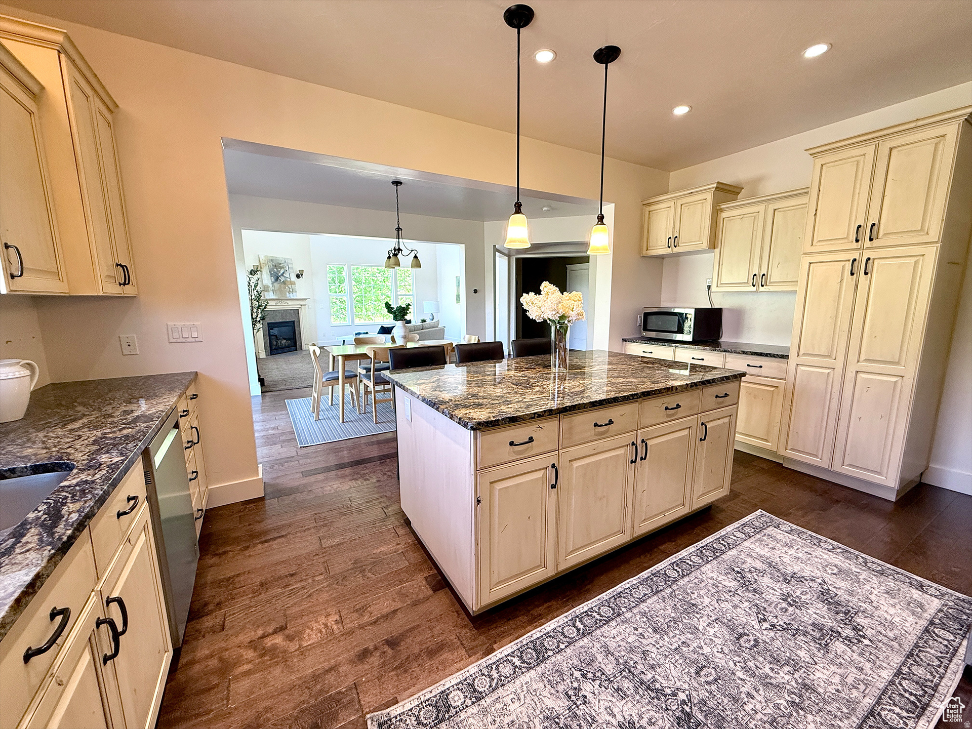 2307 MAPLE LEAF DR
