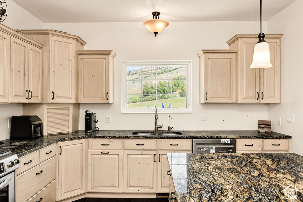 2307 MAPLE LEAF DR