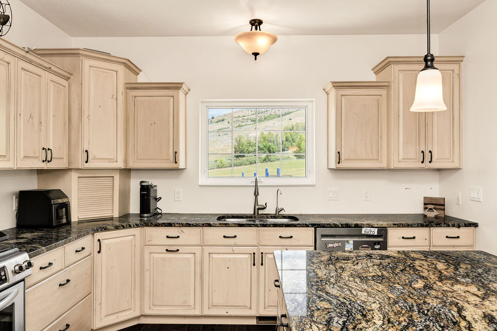 2307 MAPLE LEAF DR