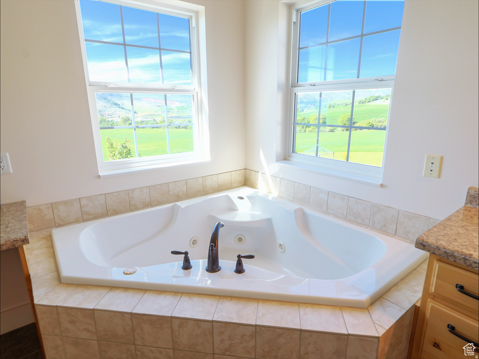 2307 MAPLE LEAF DR