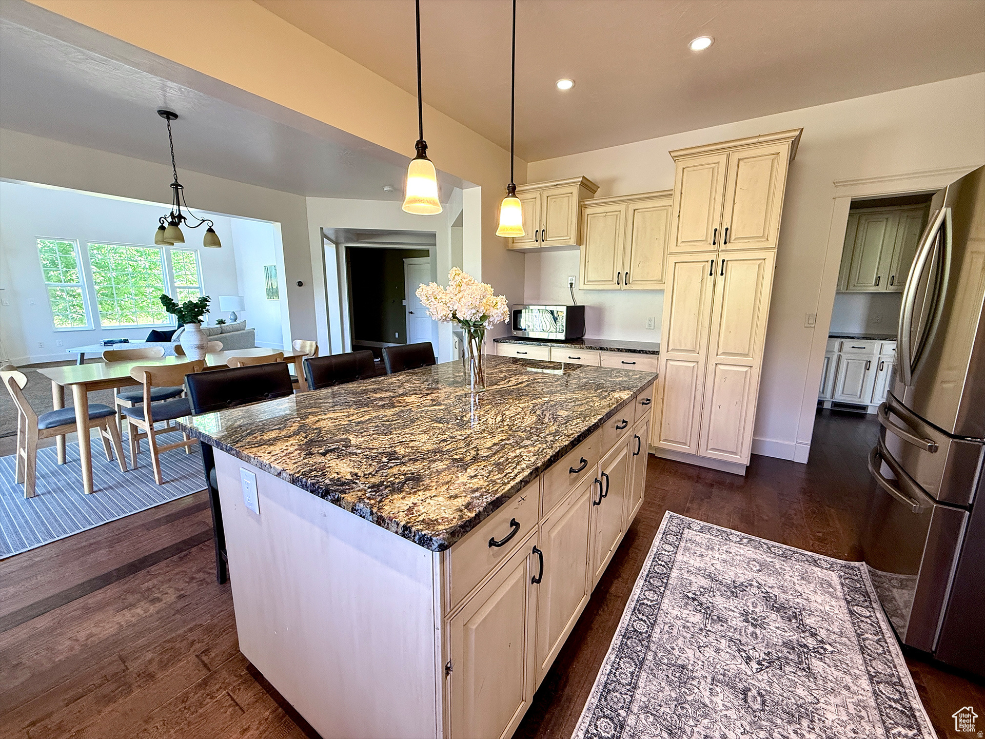 2307 MAPLE LEAF DR