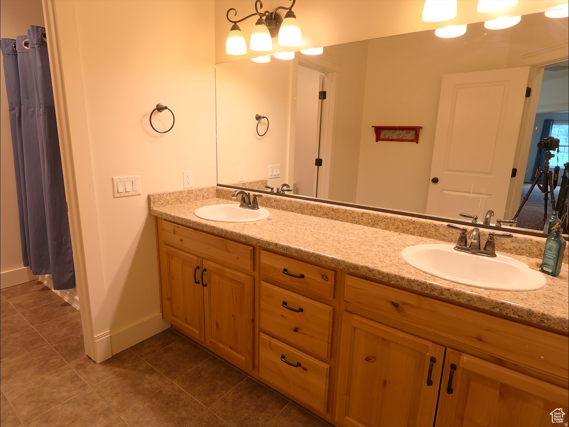 2307 MAPLE LEAF DR