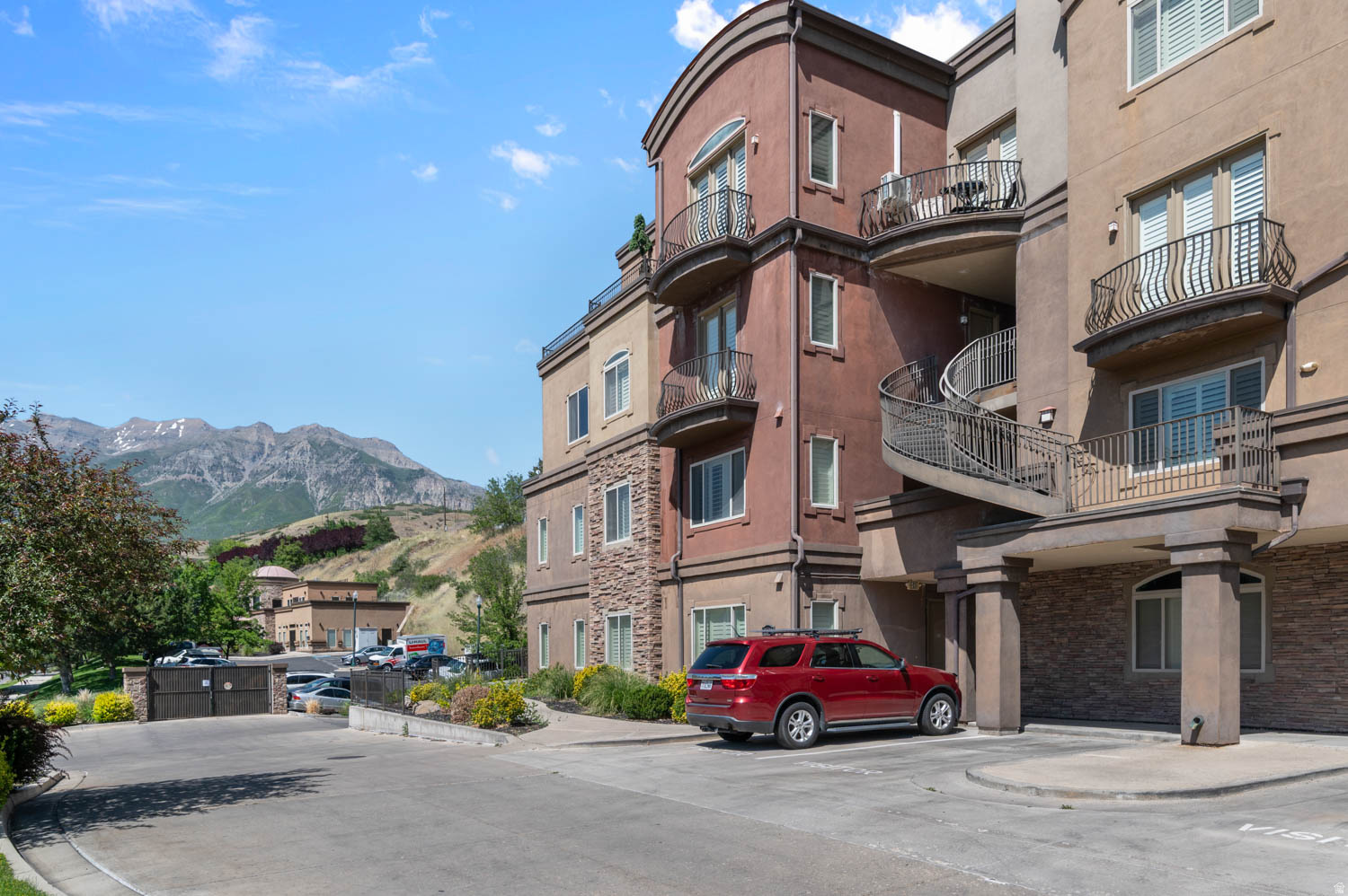 5198 N UNIVERSITY AVE #401