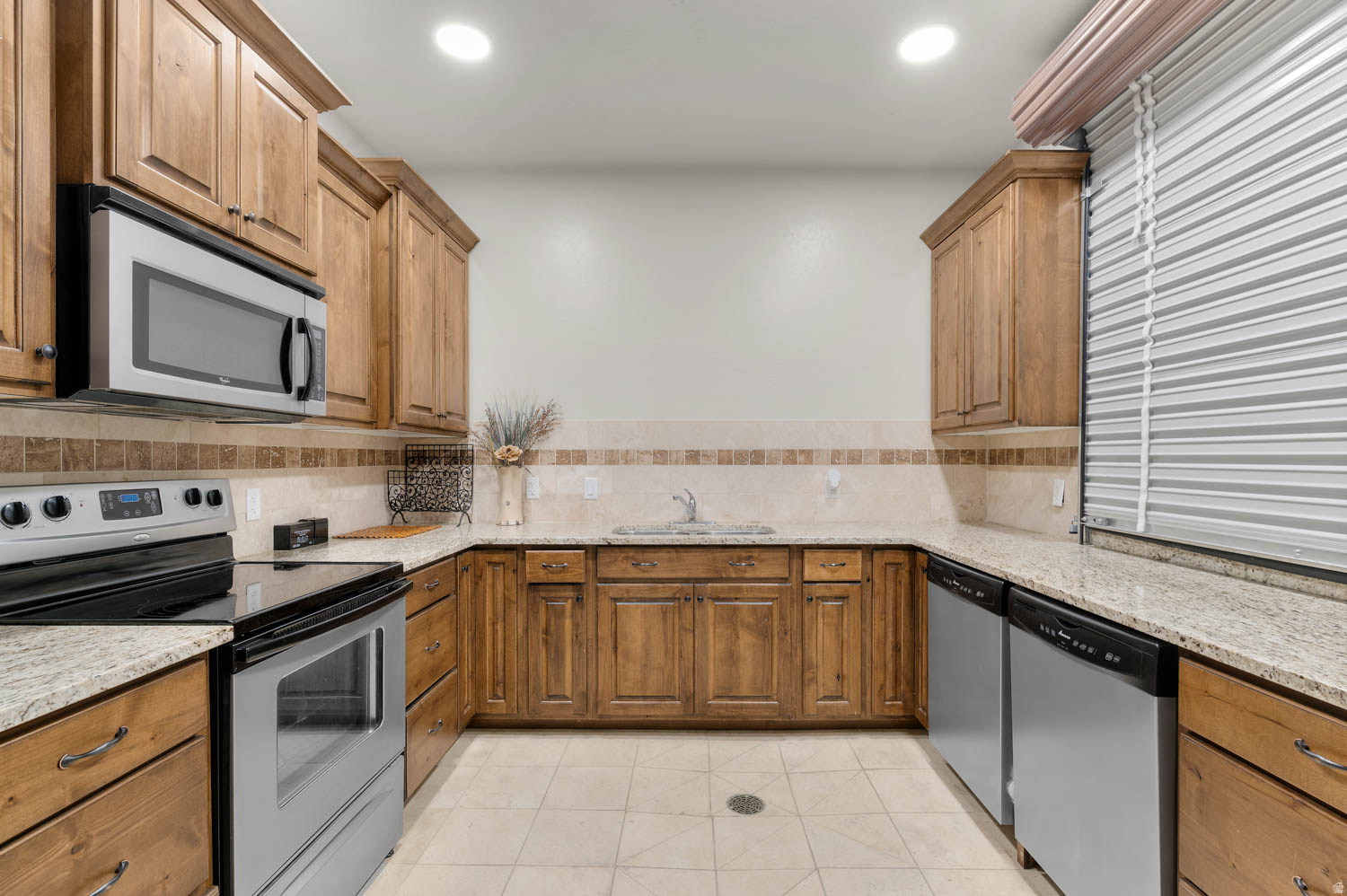 5198 N UNIVERSITY AVE #401