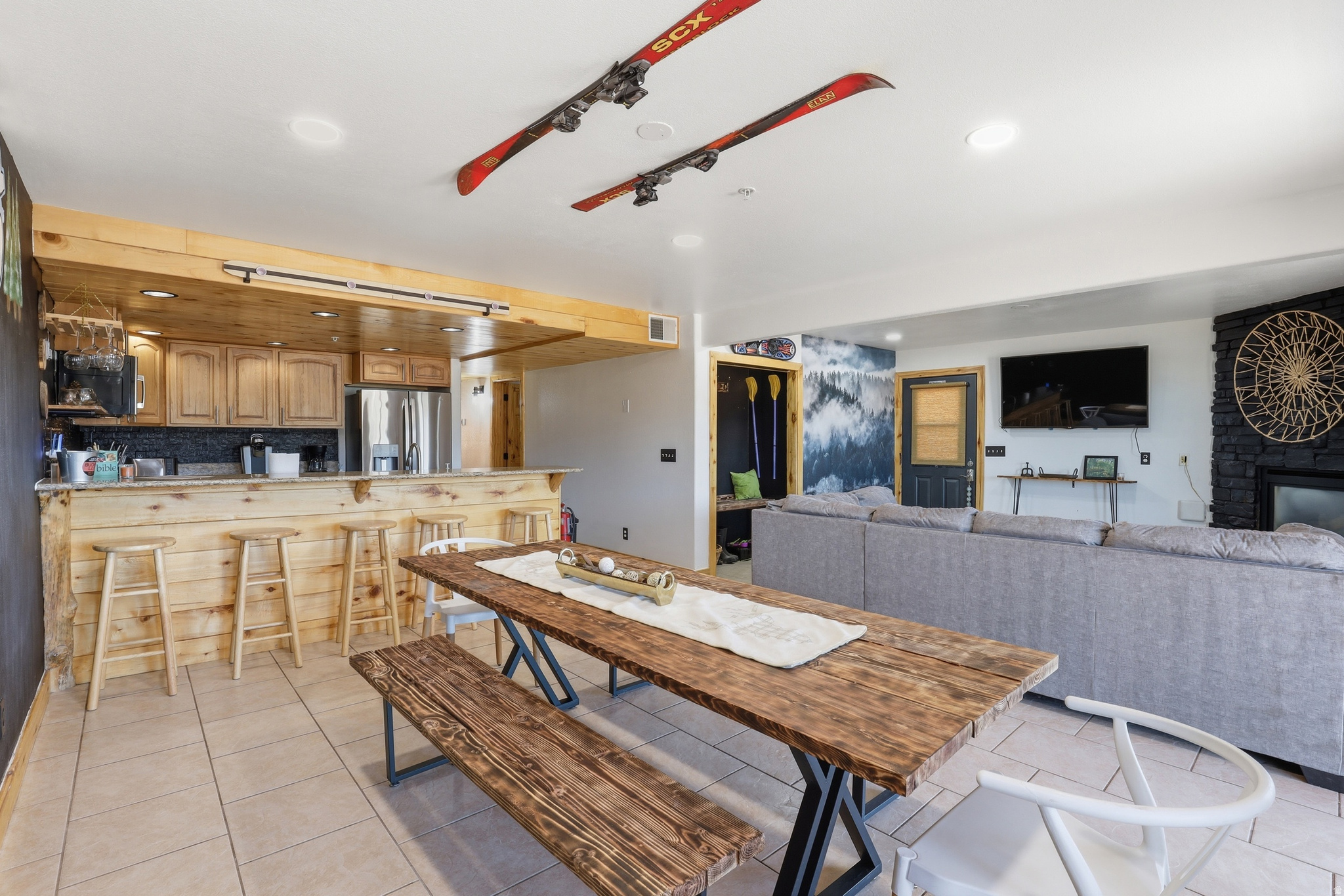 885 E CHURCH DR