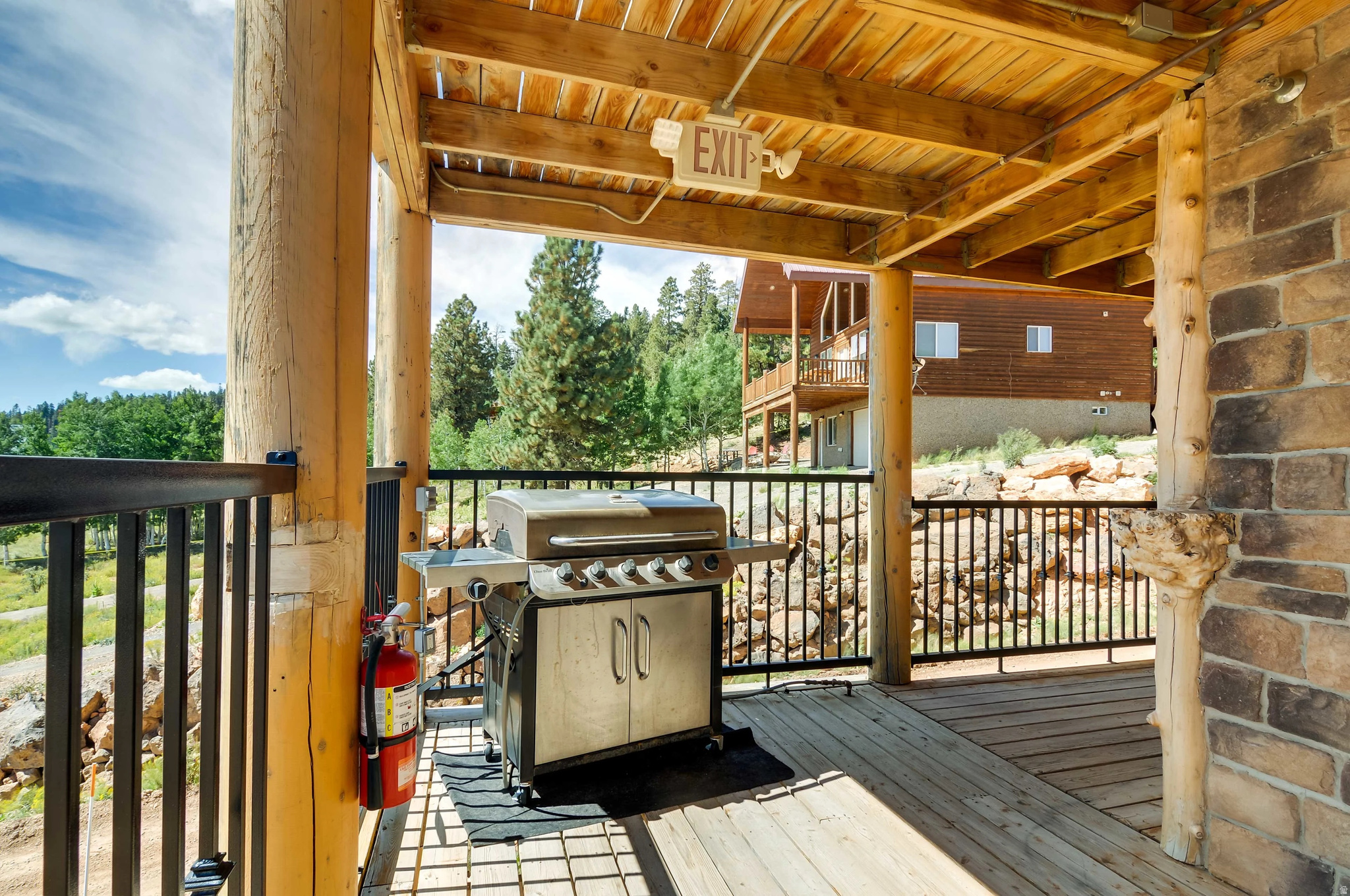 885 E CHURCH DR