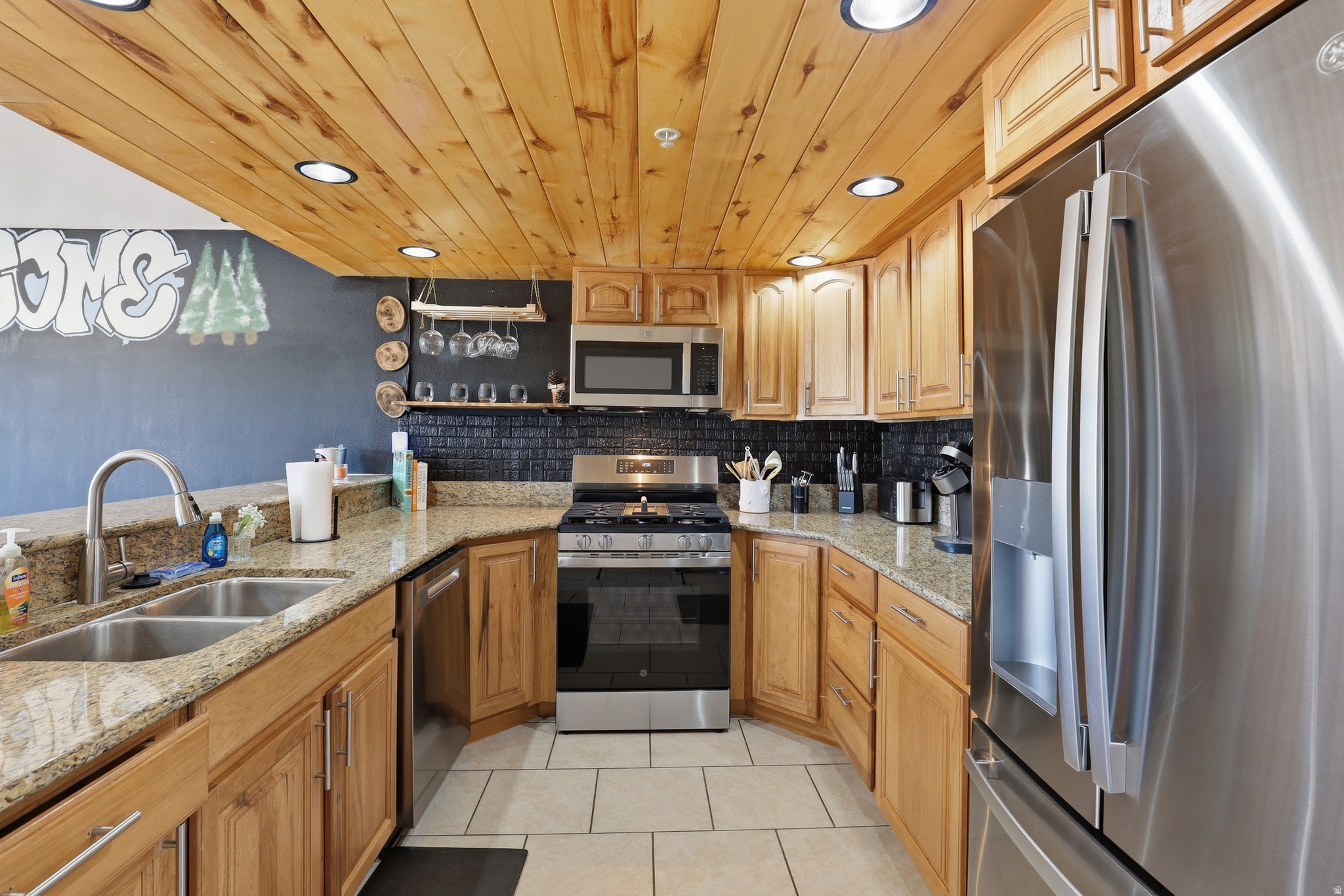 885 E CHURCH DR