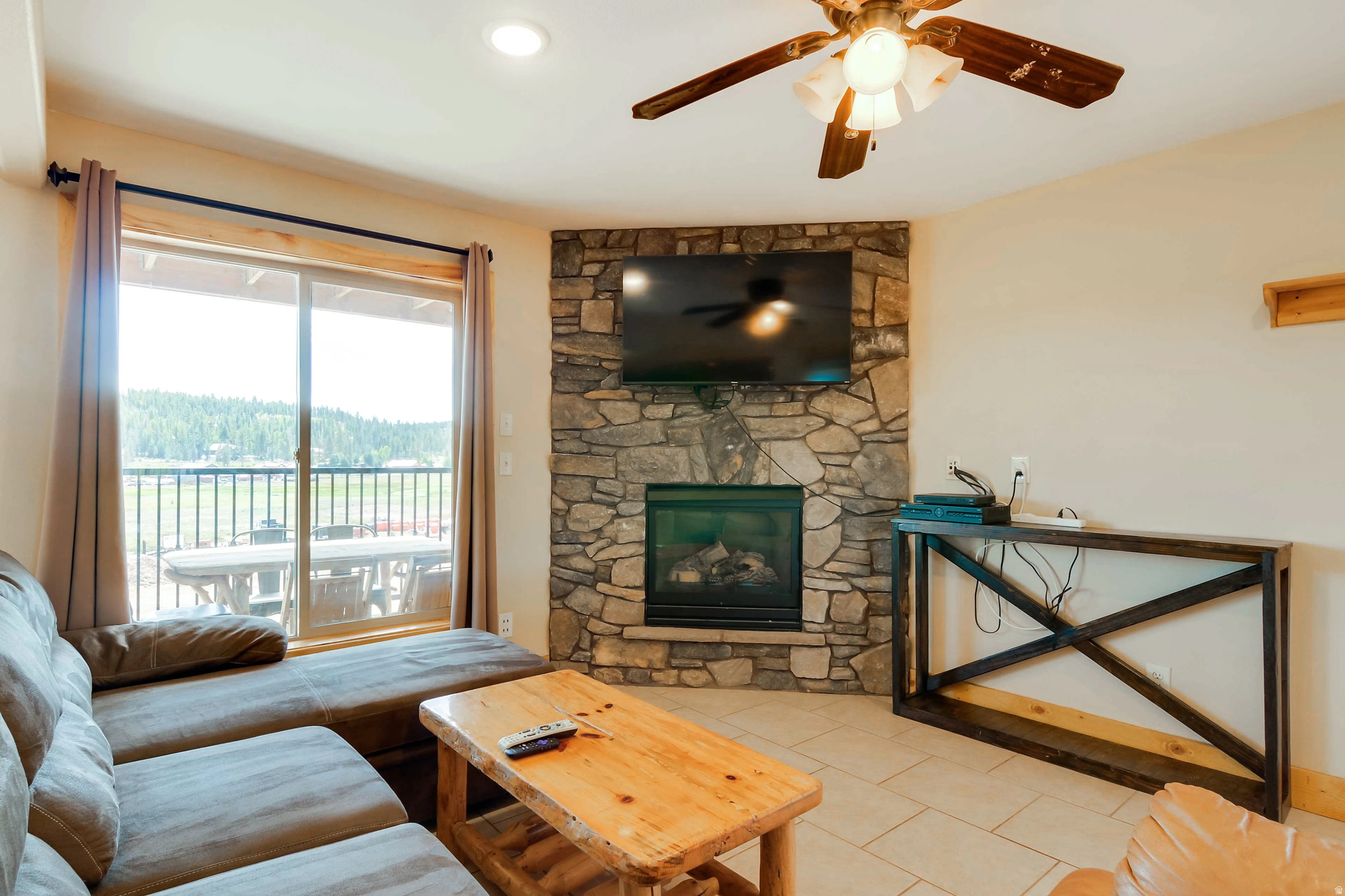 885 E CHURCH DR