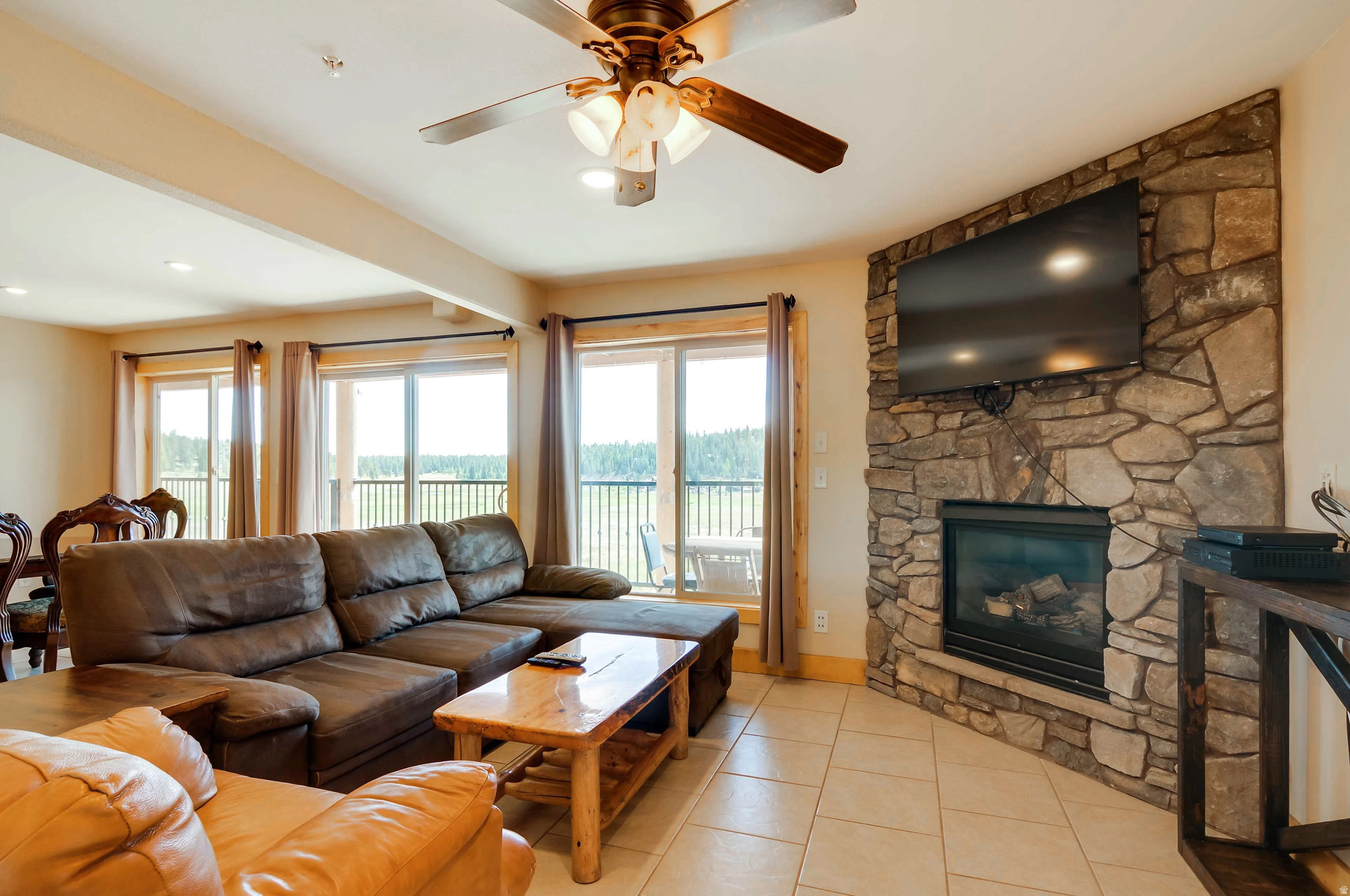 885 E CHURCH DR