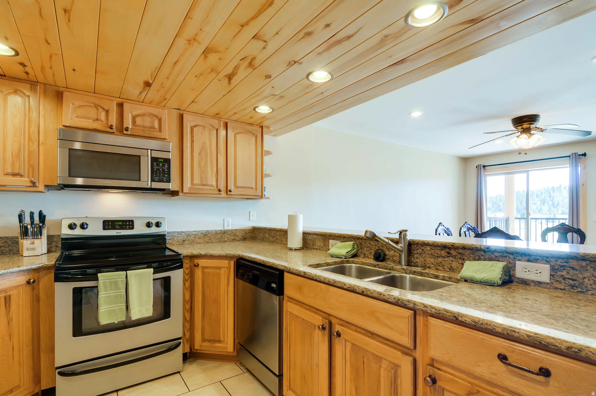 885 E CHURCH DR
