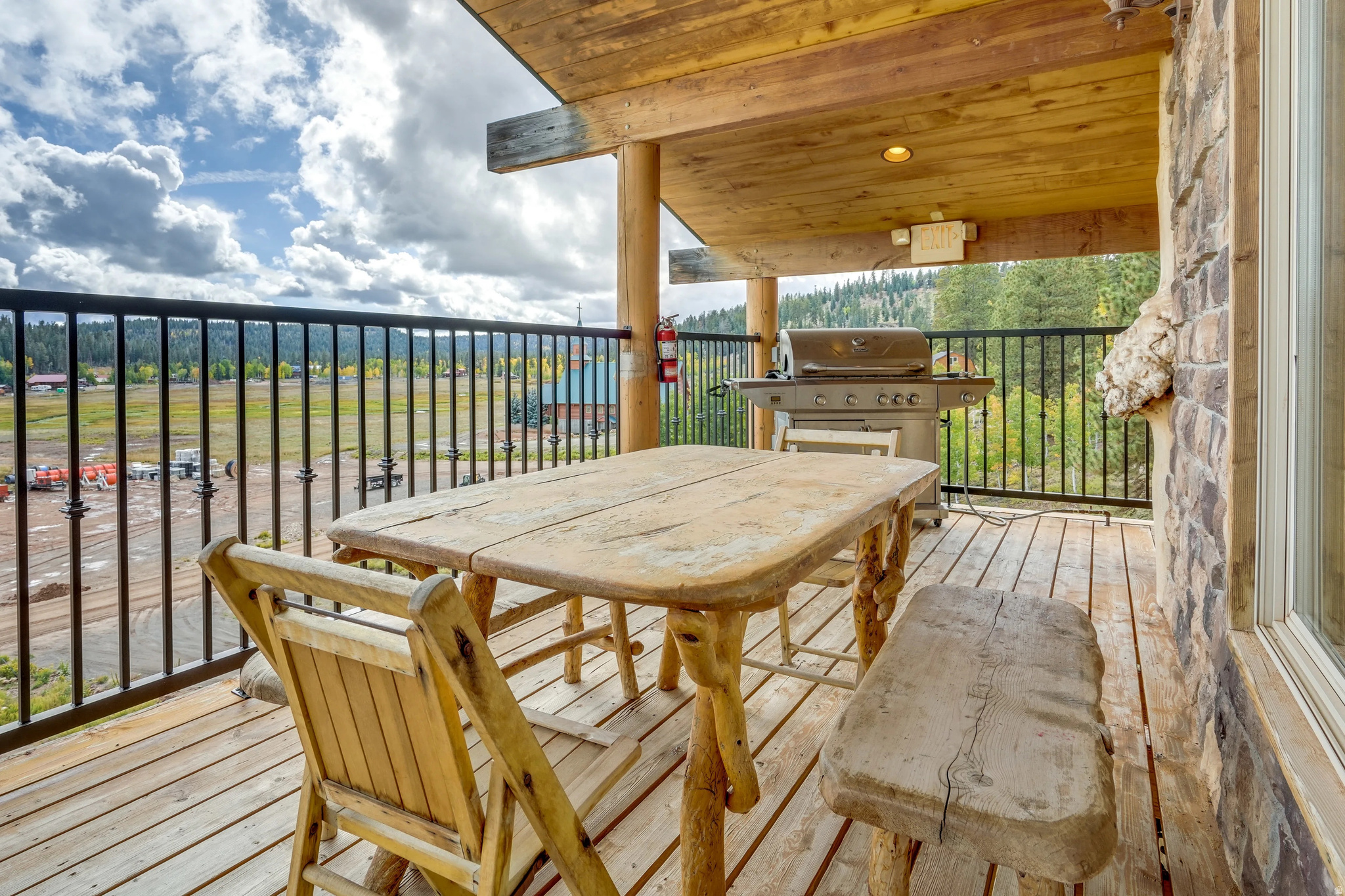 885 E CHURCH DR