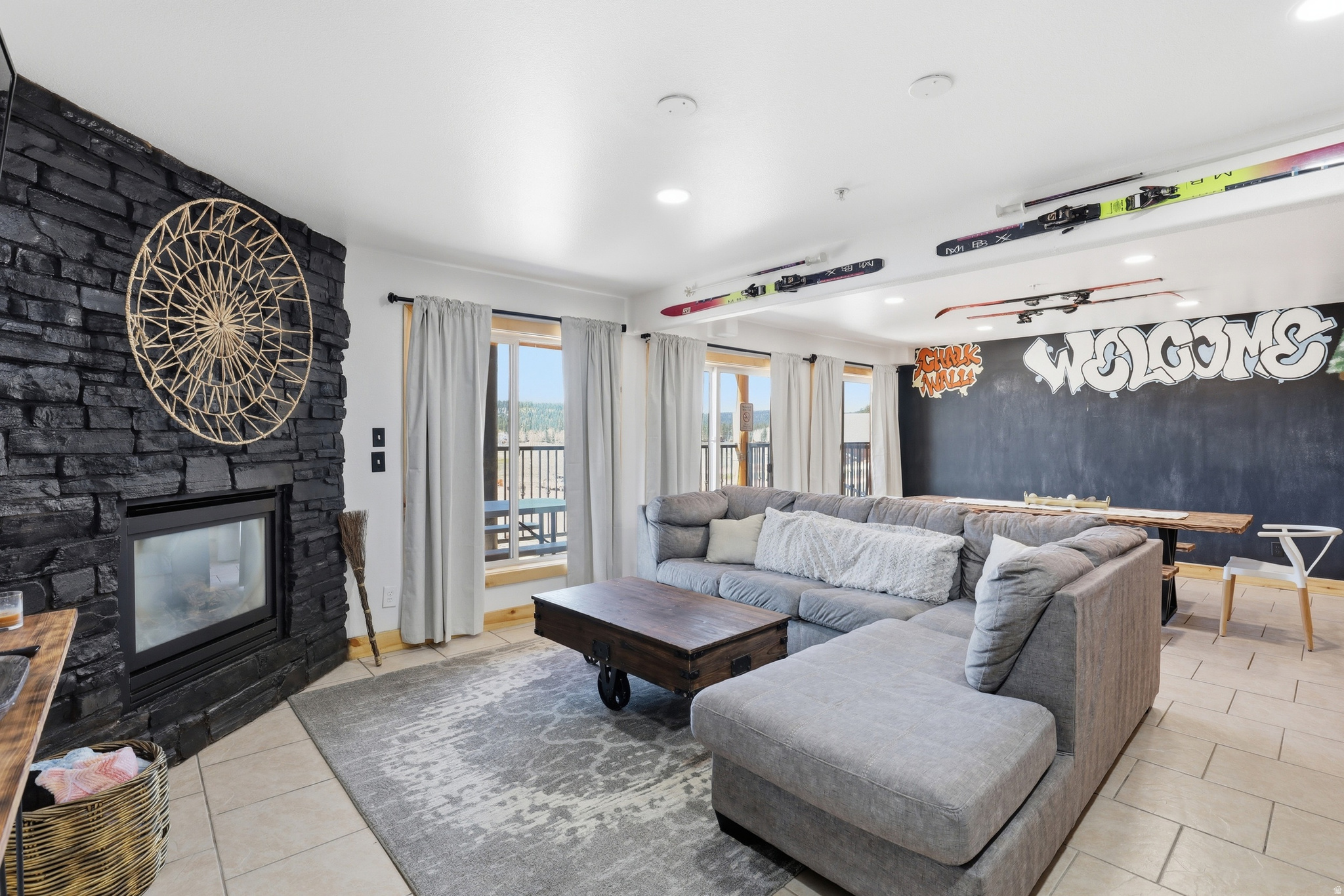 885 E CHURCH DR