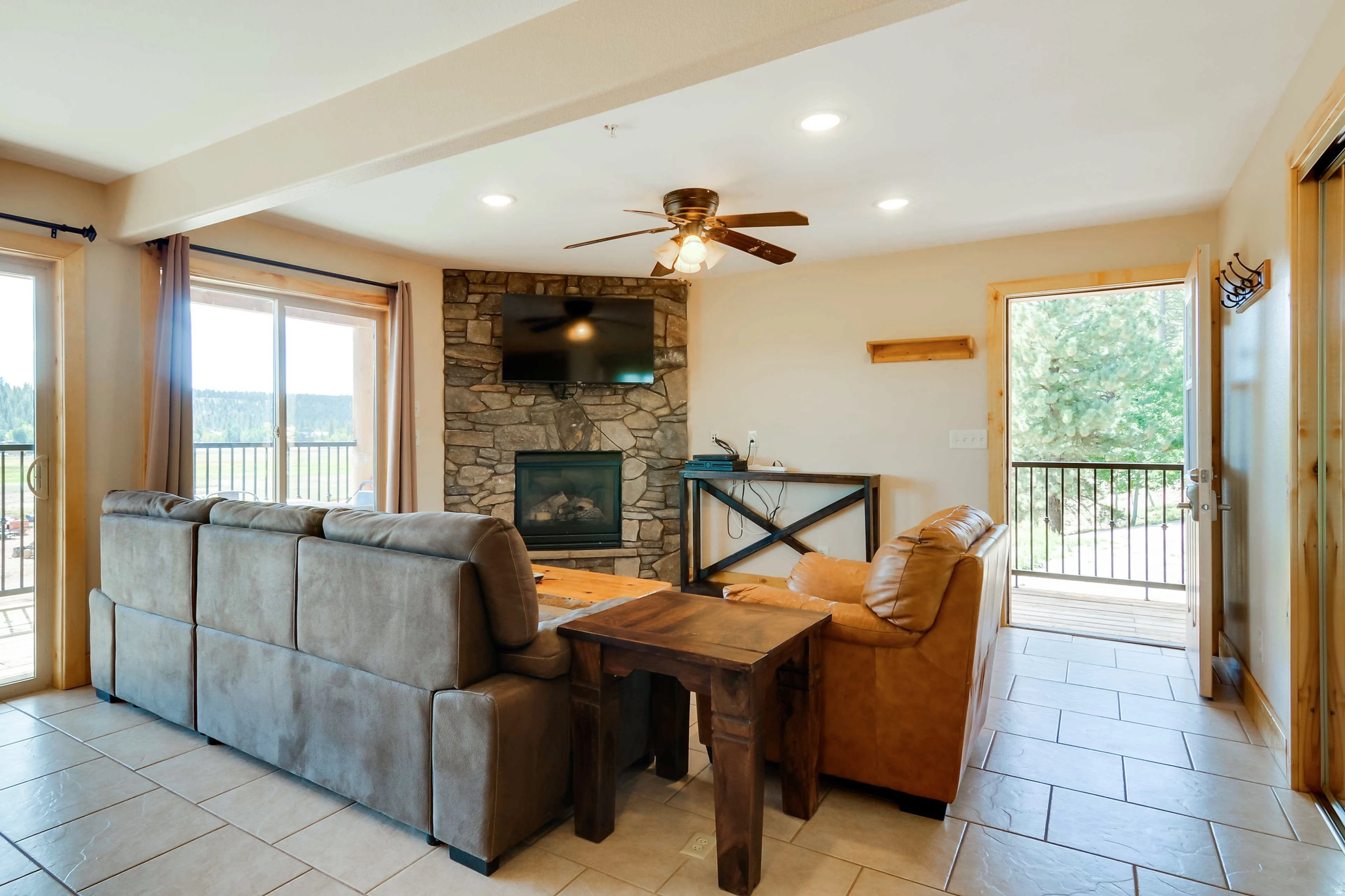 885 E CHURCH DR