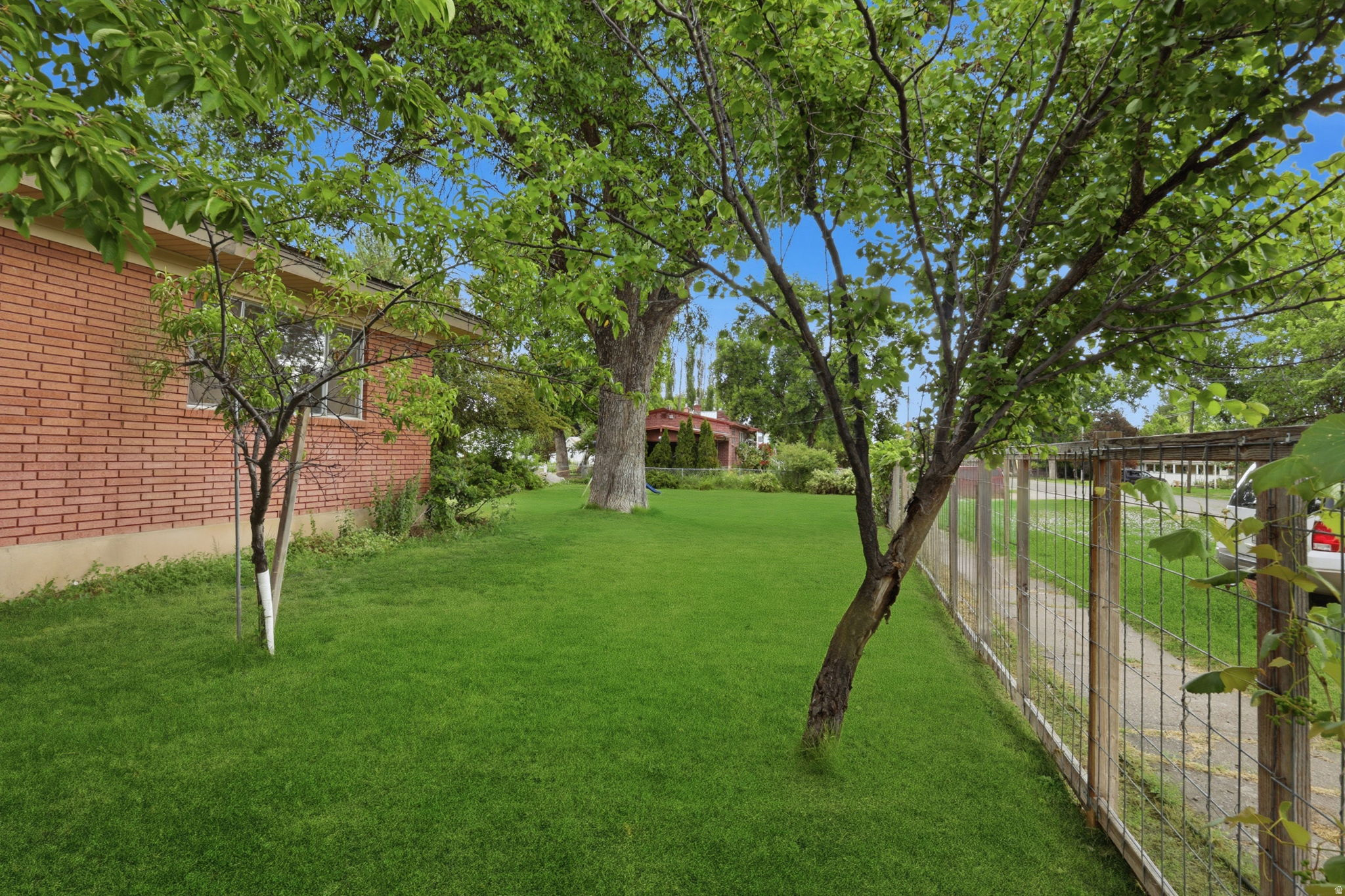 195 E MAIN ST