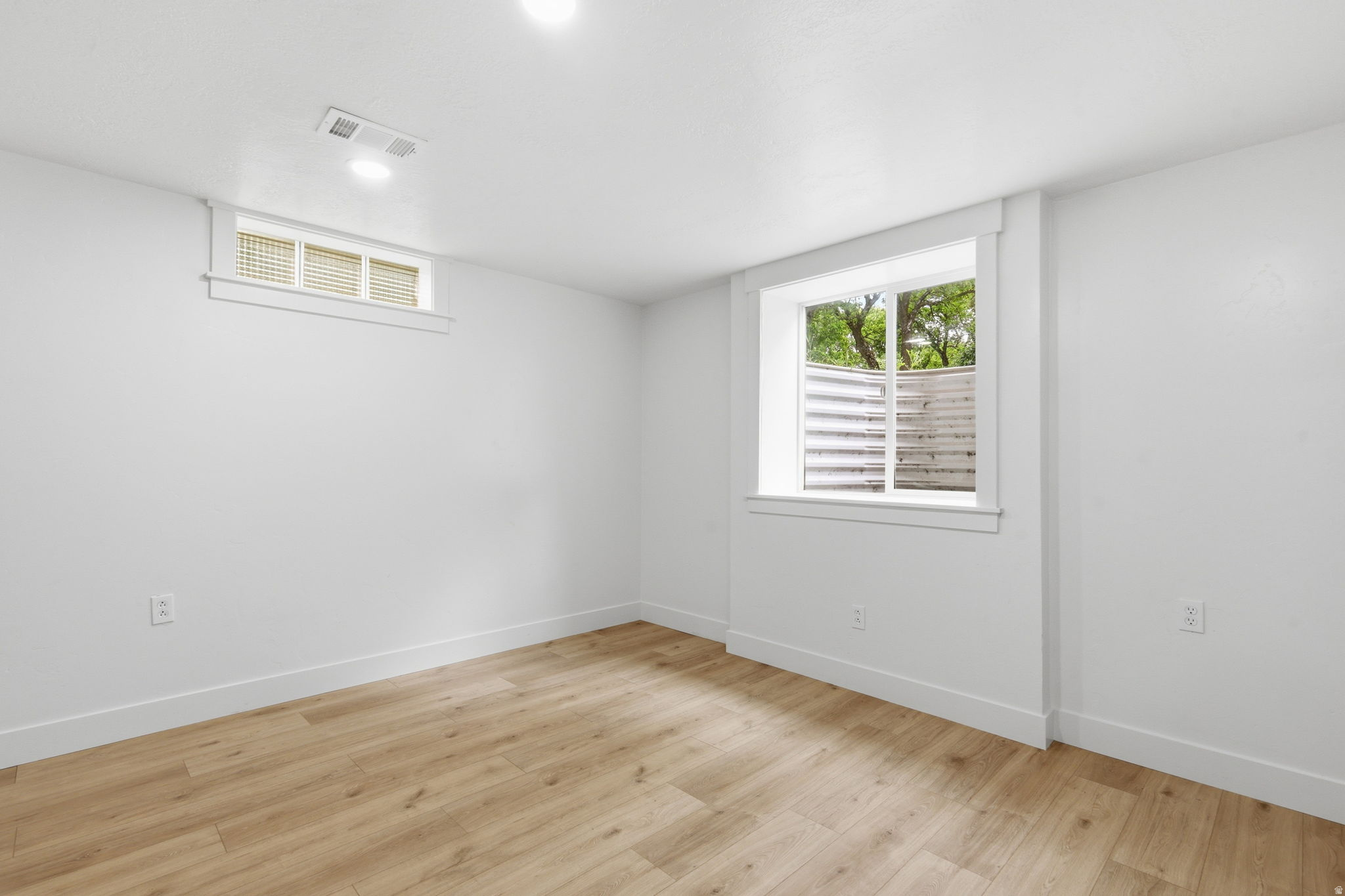 195 E MAIN ST