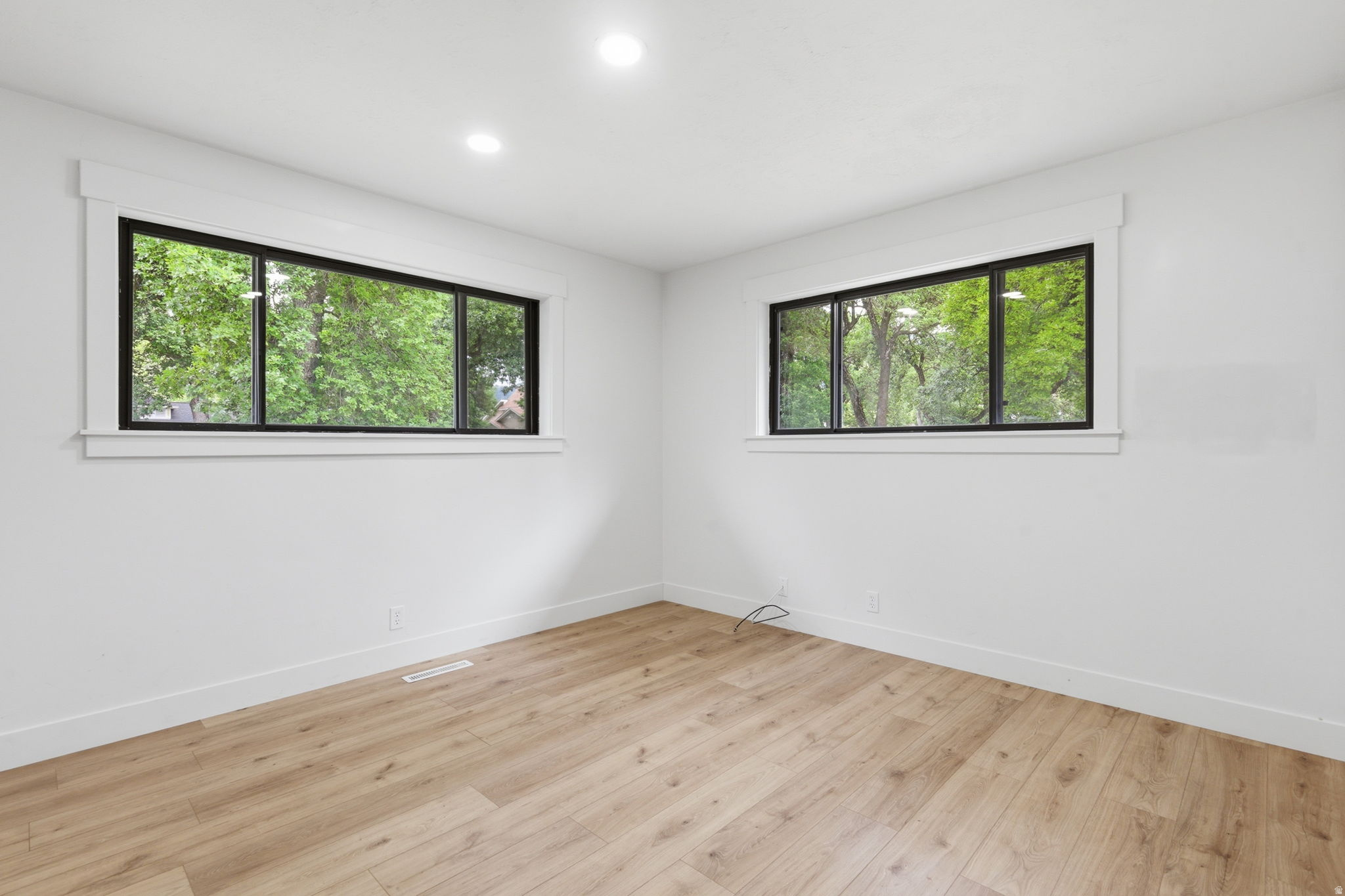 195 E MAIN ST