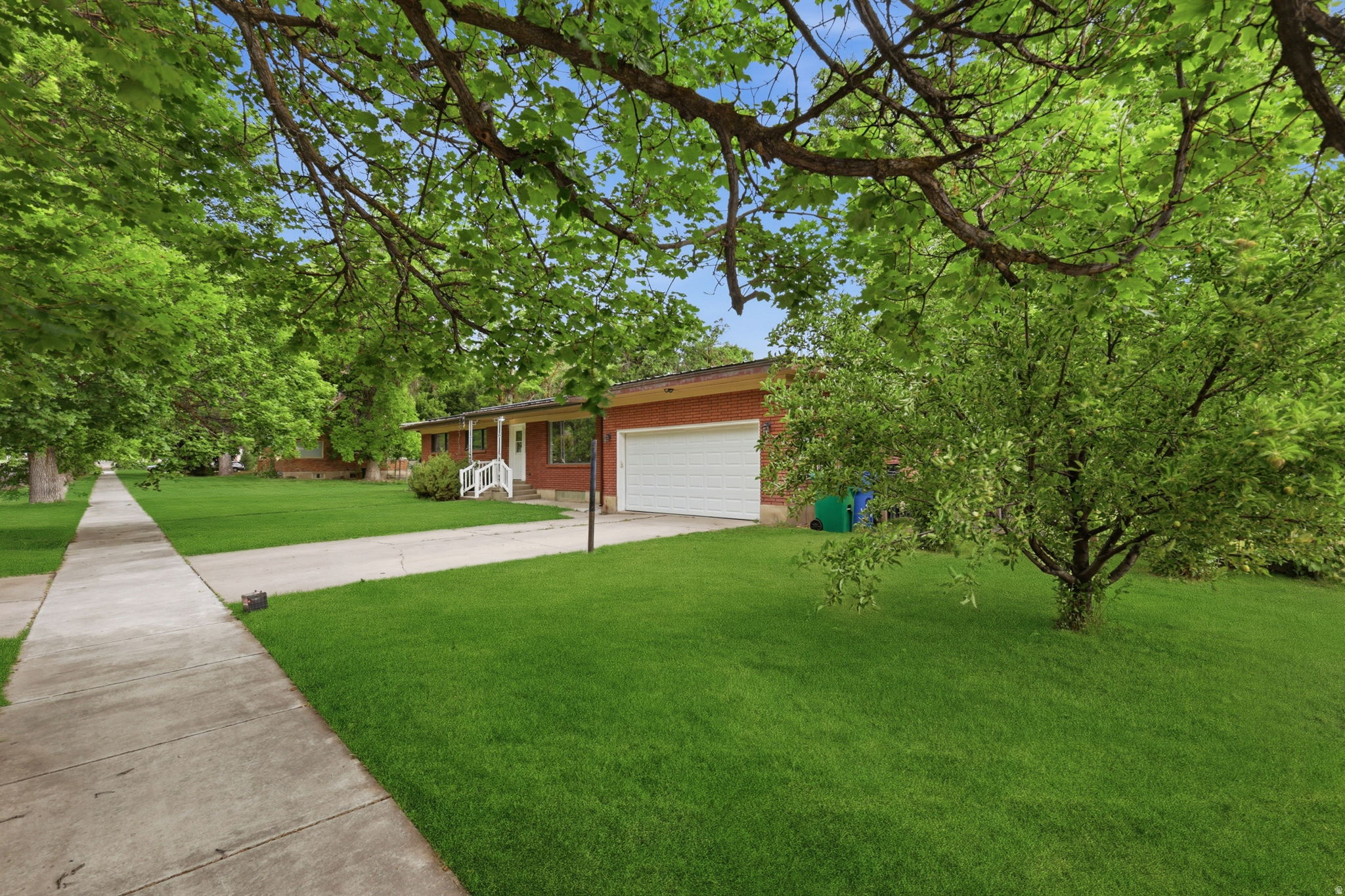 195 E MAIN ST