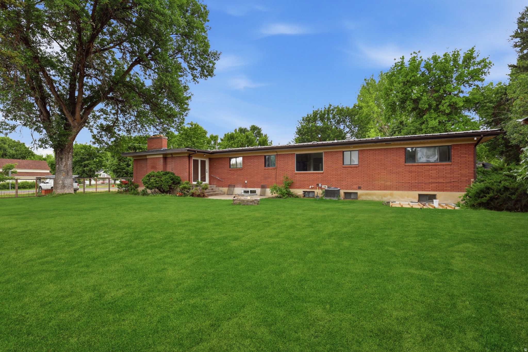 195 E MAIN ST