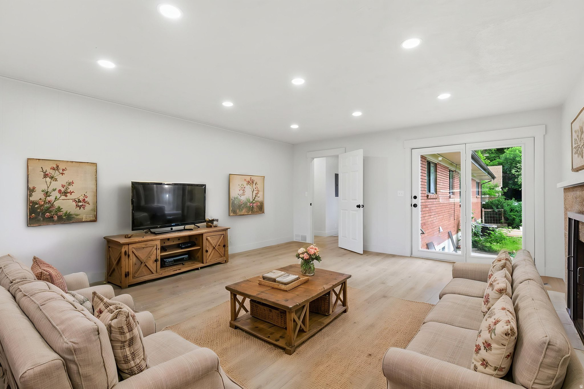 195 E MAIN ST
