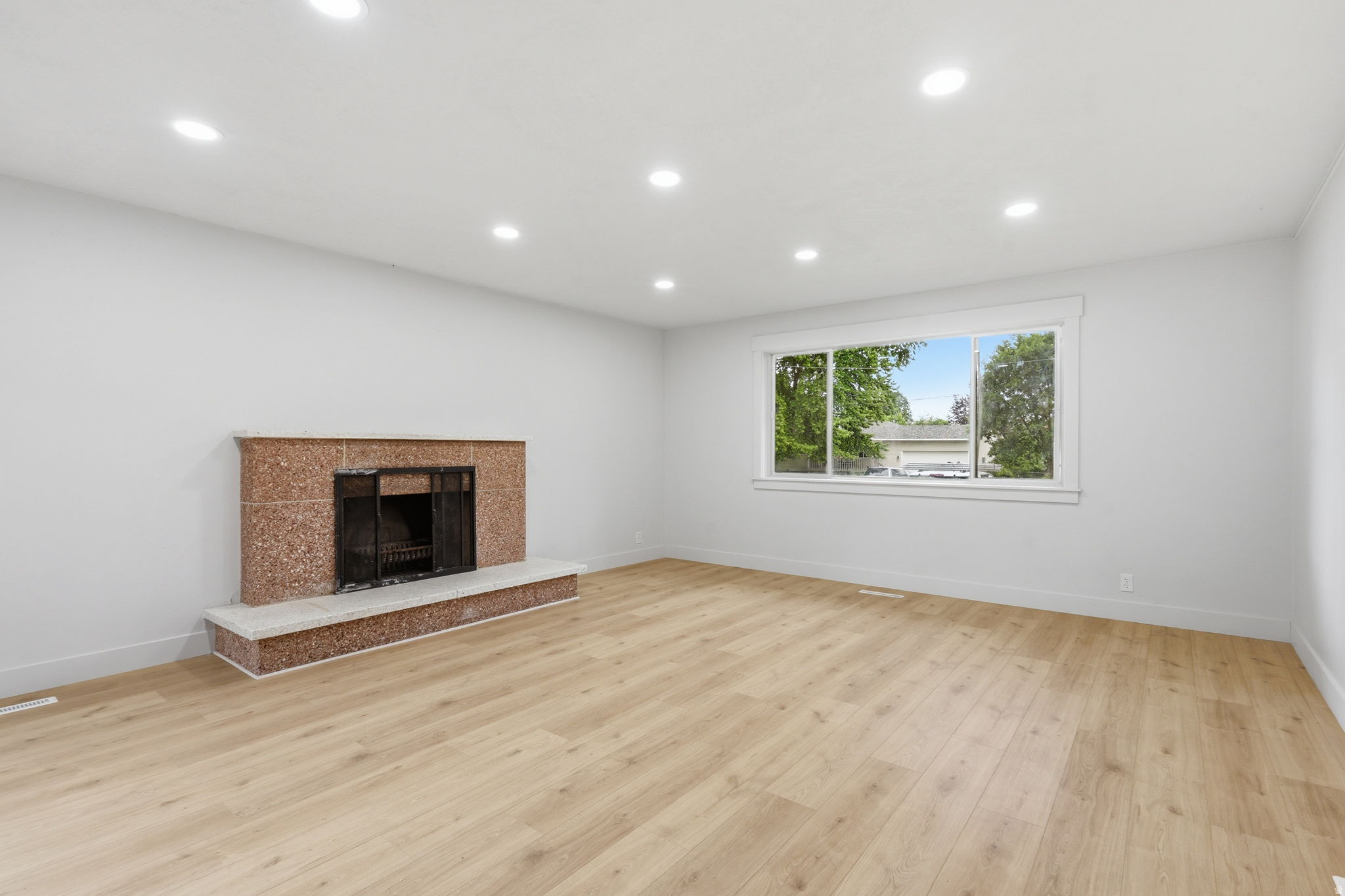 195 E MAIN ST