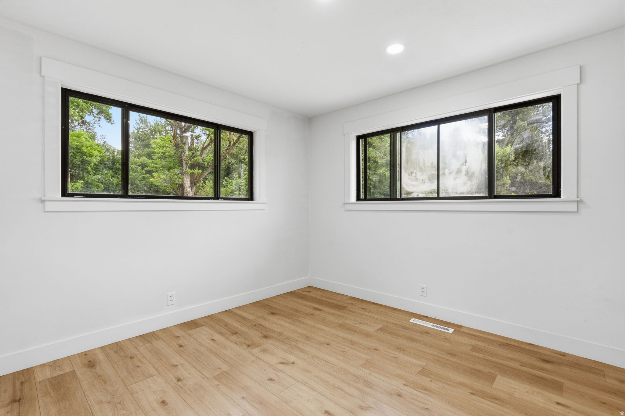195 E MAIN ST