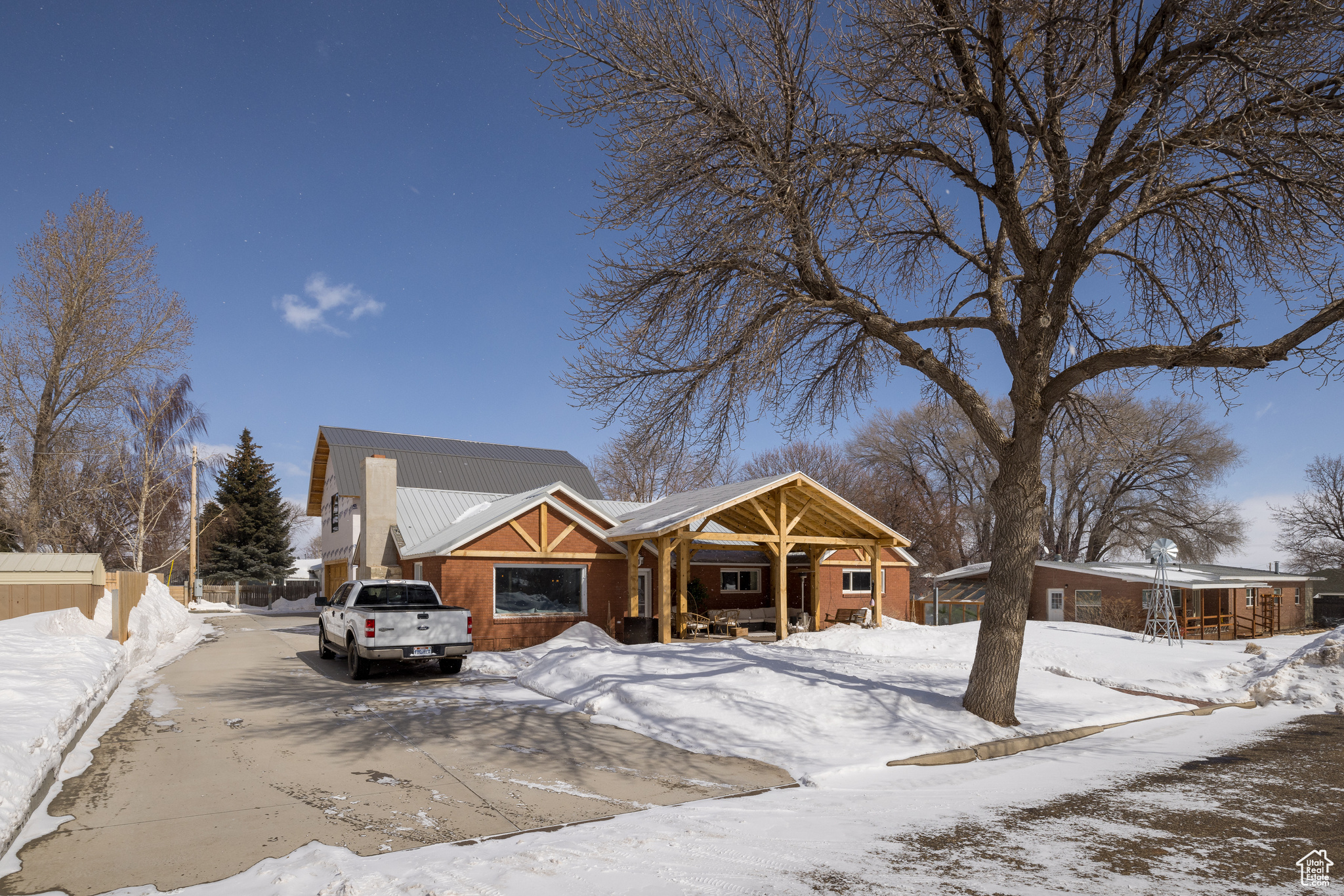 280 W CENTER ST