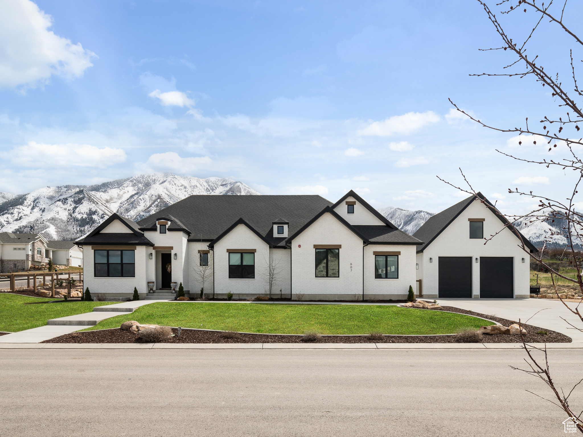 607 W SUMMER BREEZE