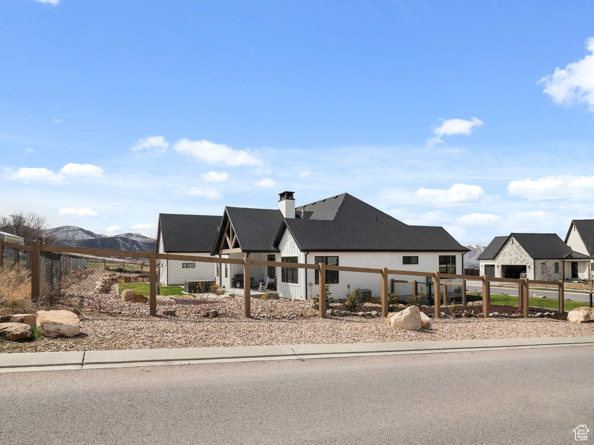 607 W SUMMER BREEZE